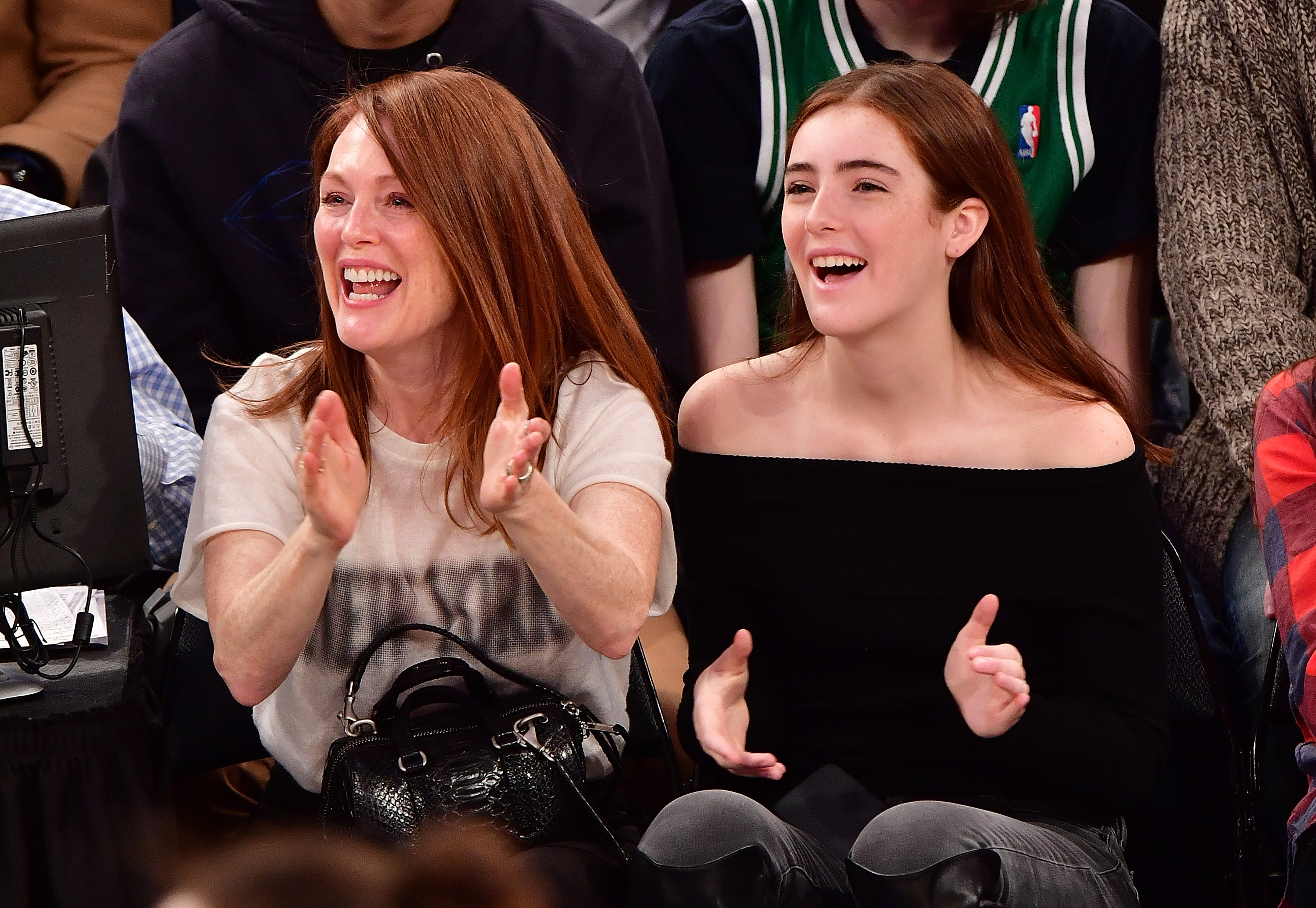 Julianne Moore et Liv Freundlich assistent au match Boston Celtics Vs. New York Knicks le 25 décembre 2016 à New York | Source : Getty Images