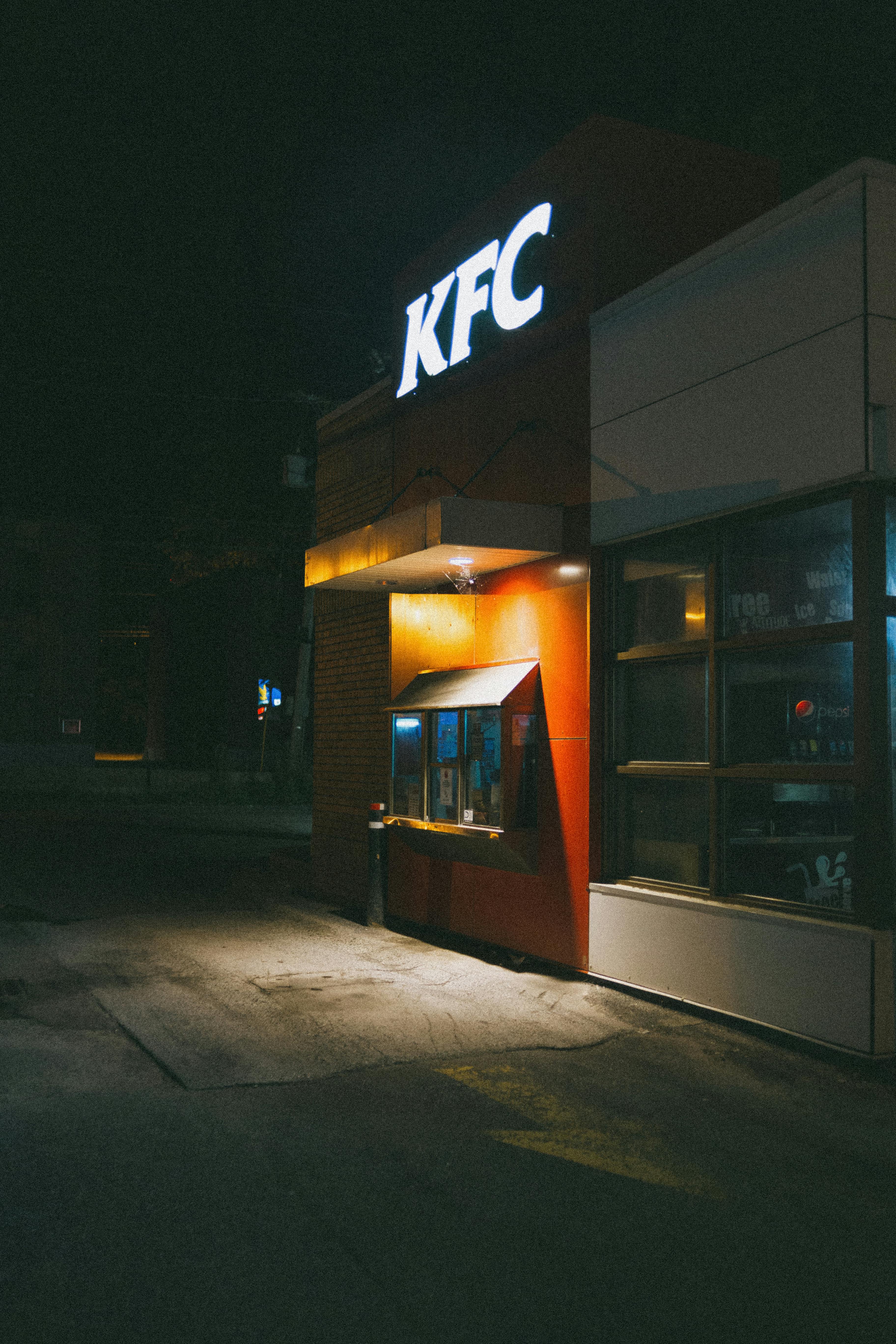 Un magasin KFC la nuit | Source : Pexels
