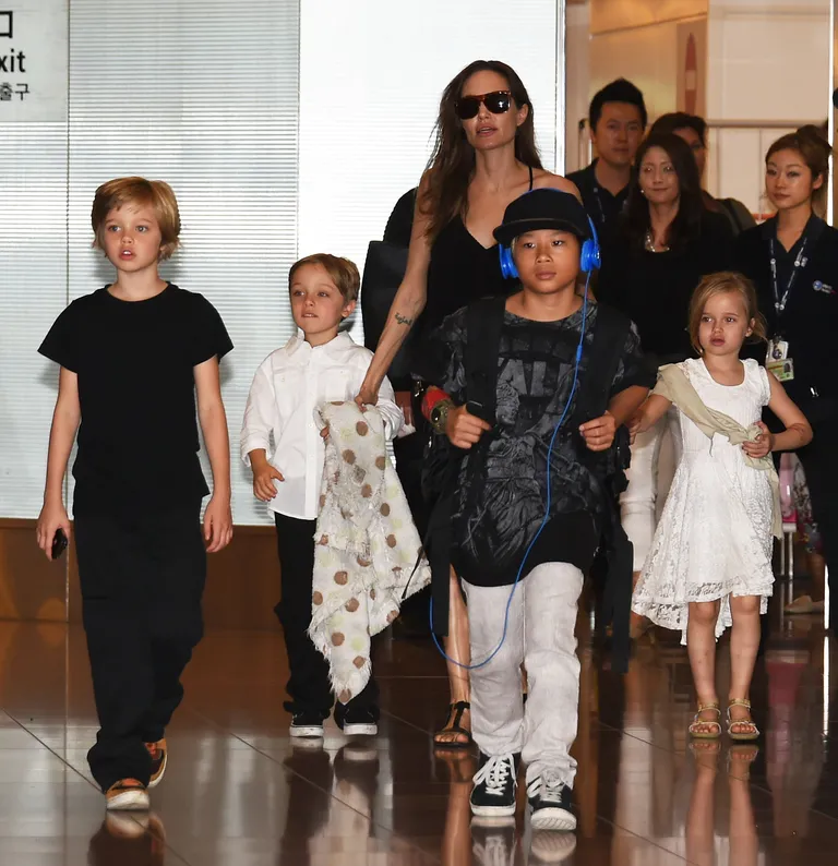 Shiloh Jolie-Pitt, Knox Jolie-Pitt, Angelina Jolie, Pax Jolie-Pitt et Vivienne Jolie-Pitt sont vus à leur arrivée à l'aéroport de Haneda le 21 juin 2014 à Tokyo, au Japon. | Source : Getty Images