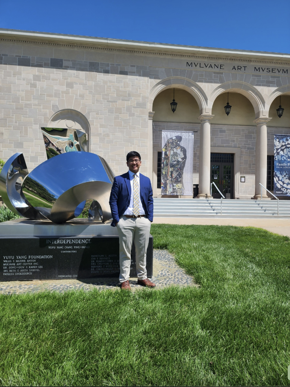 Austin Tran sur une photo partagée le 6 mai 2025 | Source : Facebook/Austin Tran est vu à l'université de Notre Dam, en date du 6 avril 2025 | Source : Facebook/anntravels2