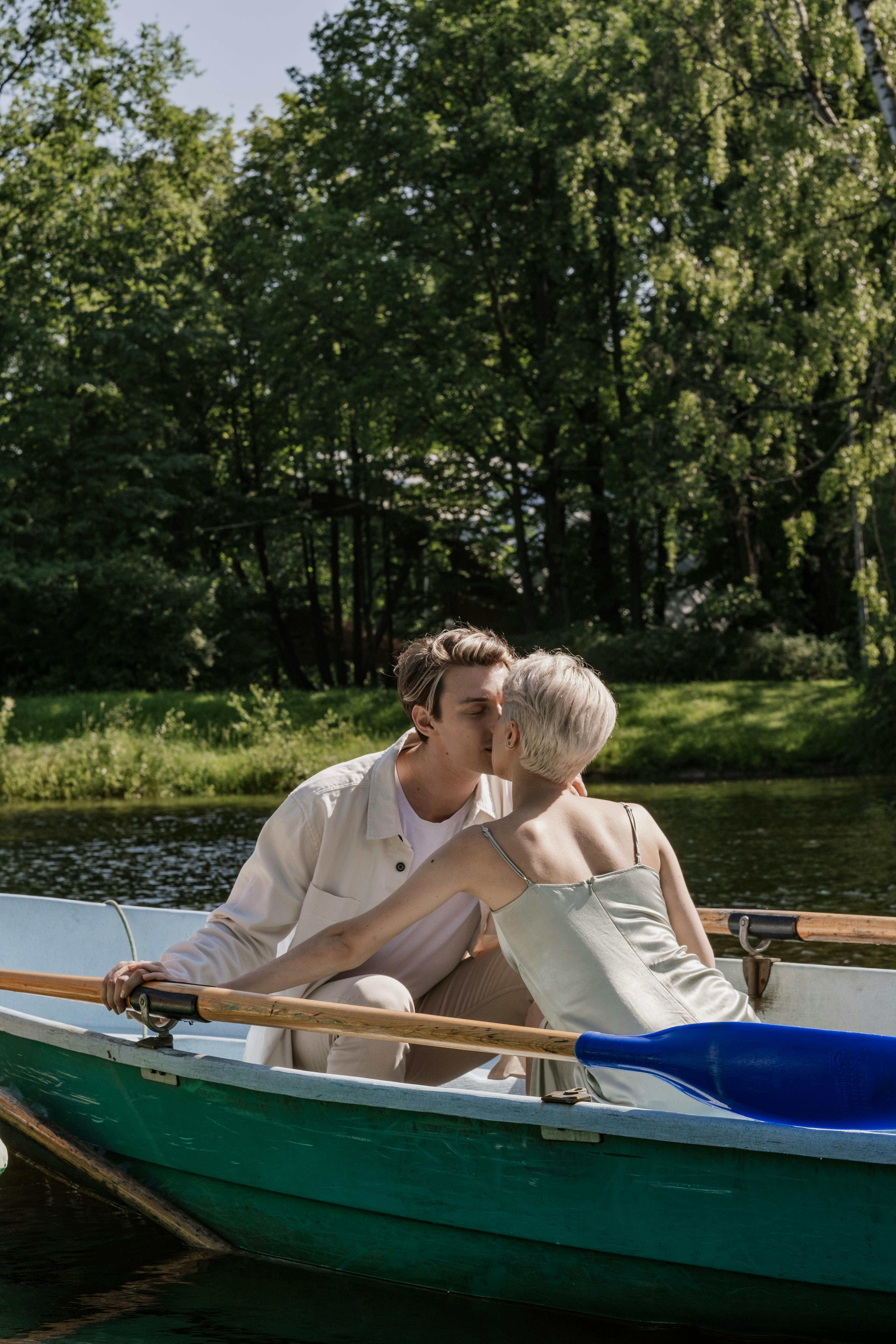 Un couple partageant un baiser sur un bateau | Source : Pexels