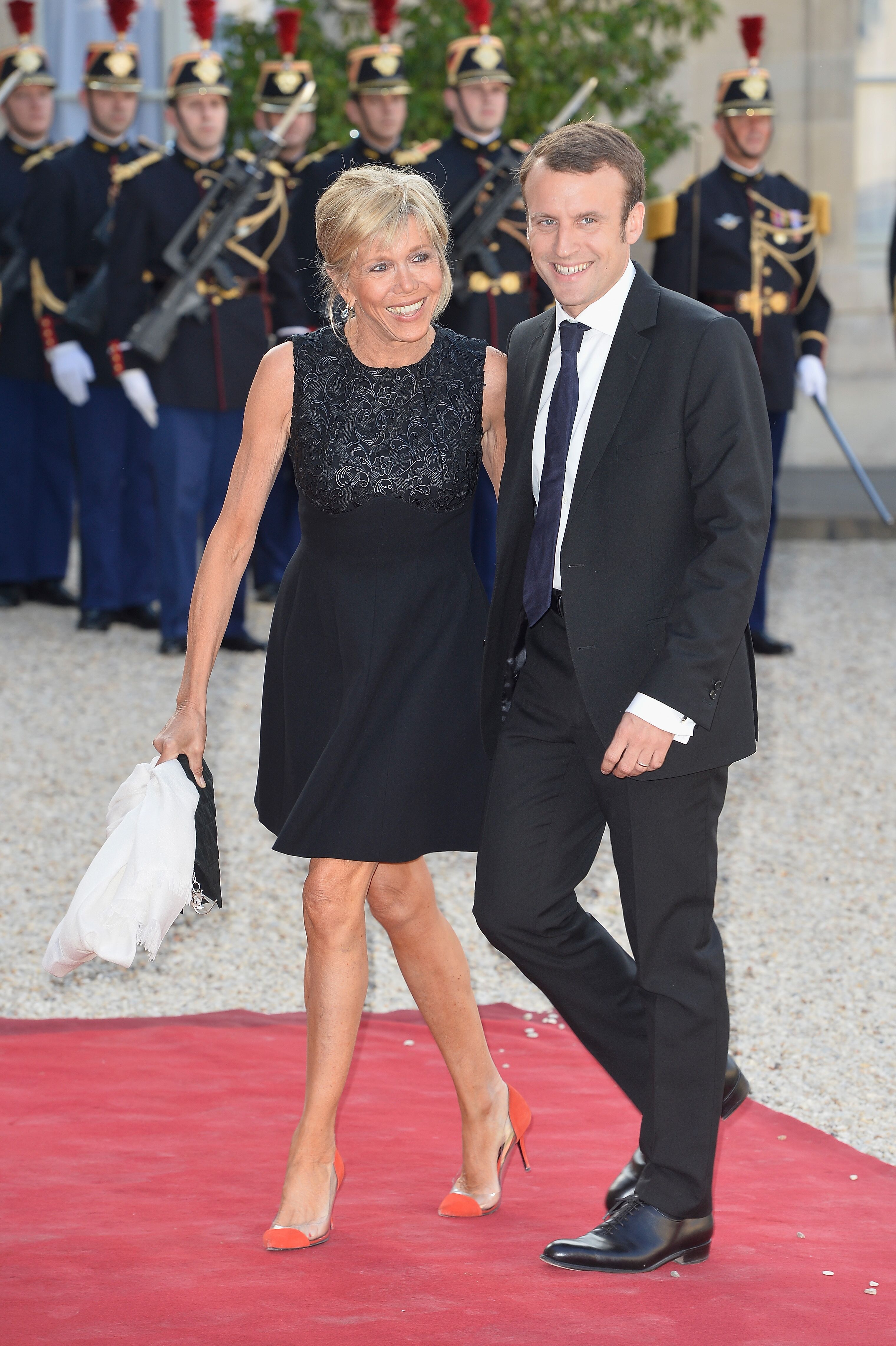 Emmanuel Macron et son épouse Brigitte Trogneux arrivent pour le dîner d'État offert par le président français François Hollande à l'Elysée le 2 juin 2015 à Paris, France. | Photo : Getty Images