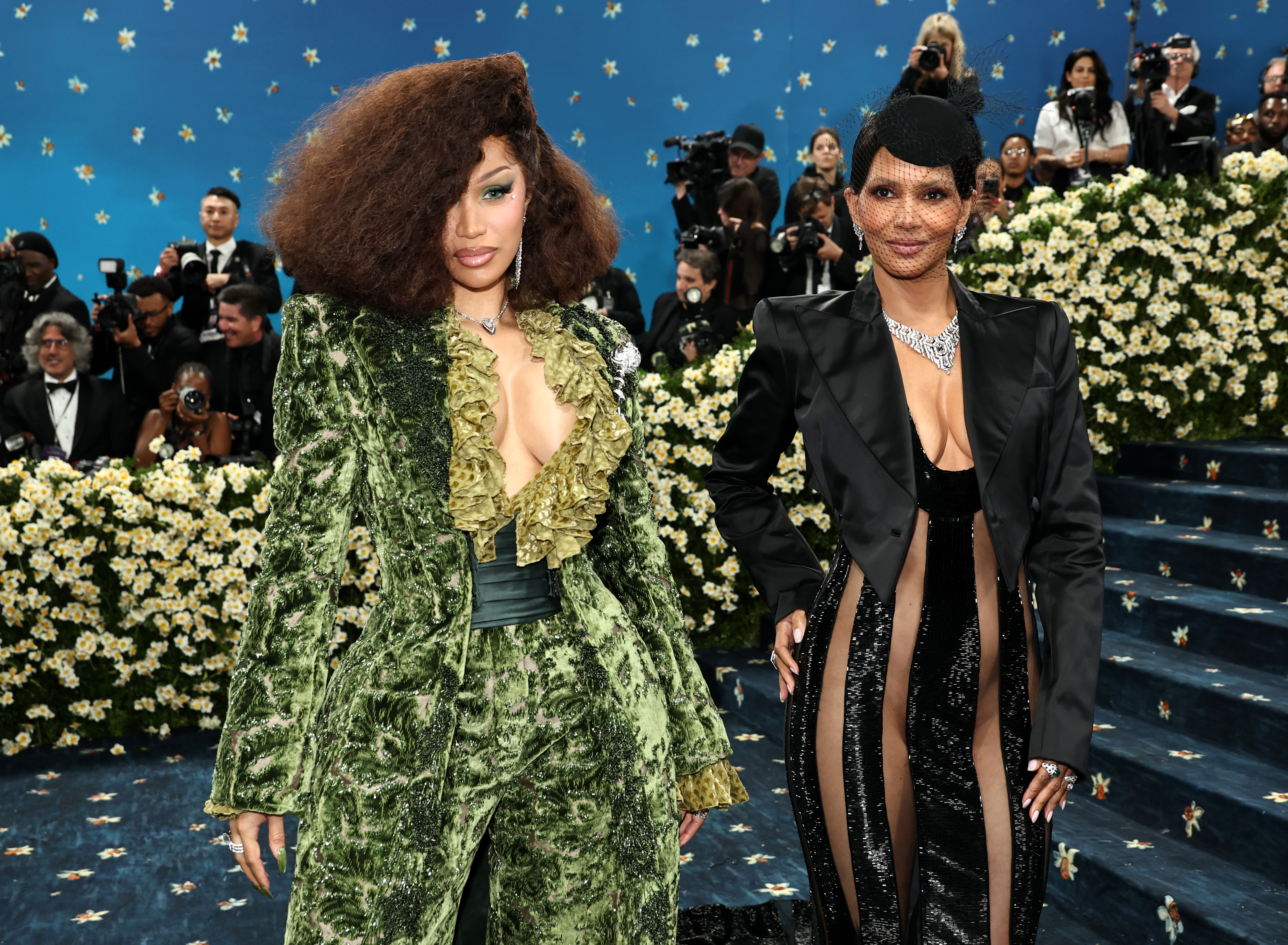 Cardi B et Halle Berry au Metropolitan Museum of Art le 5 mai 2025, à New York | Source : Getty Images