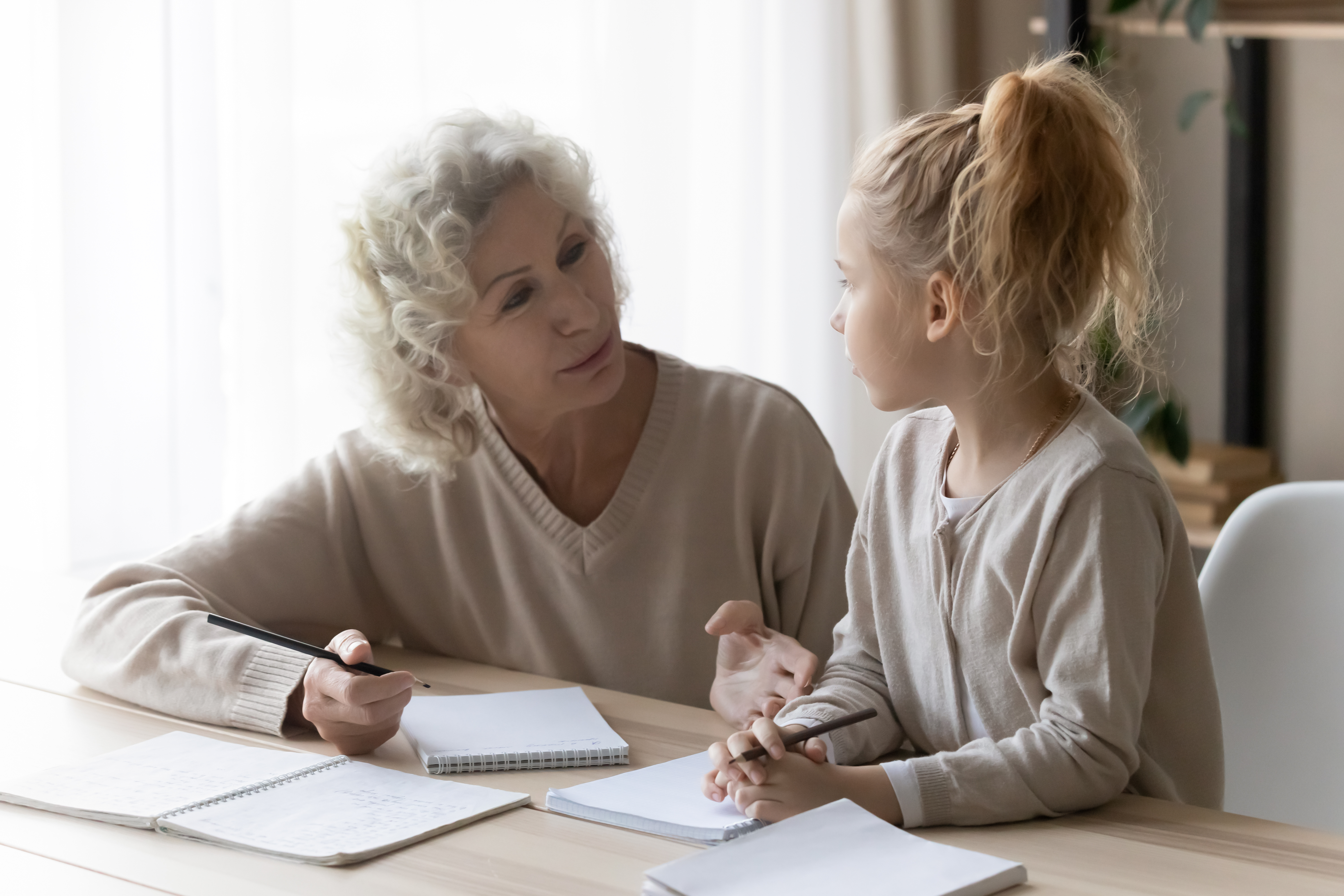 Une femme plus âgée parle à une jeune fille | Source : Shutterstock