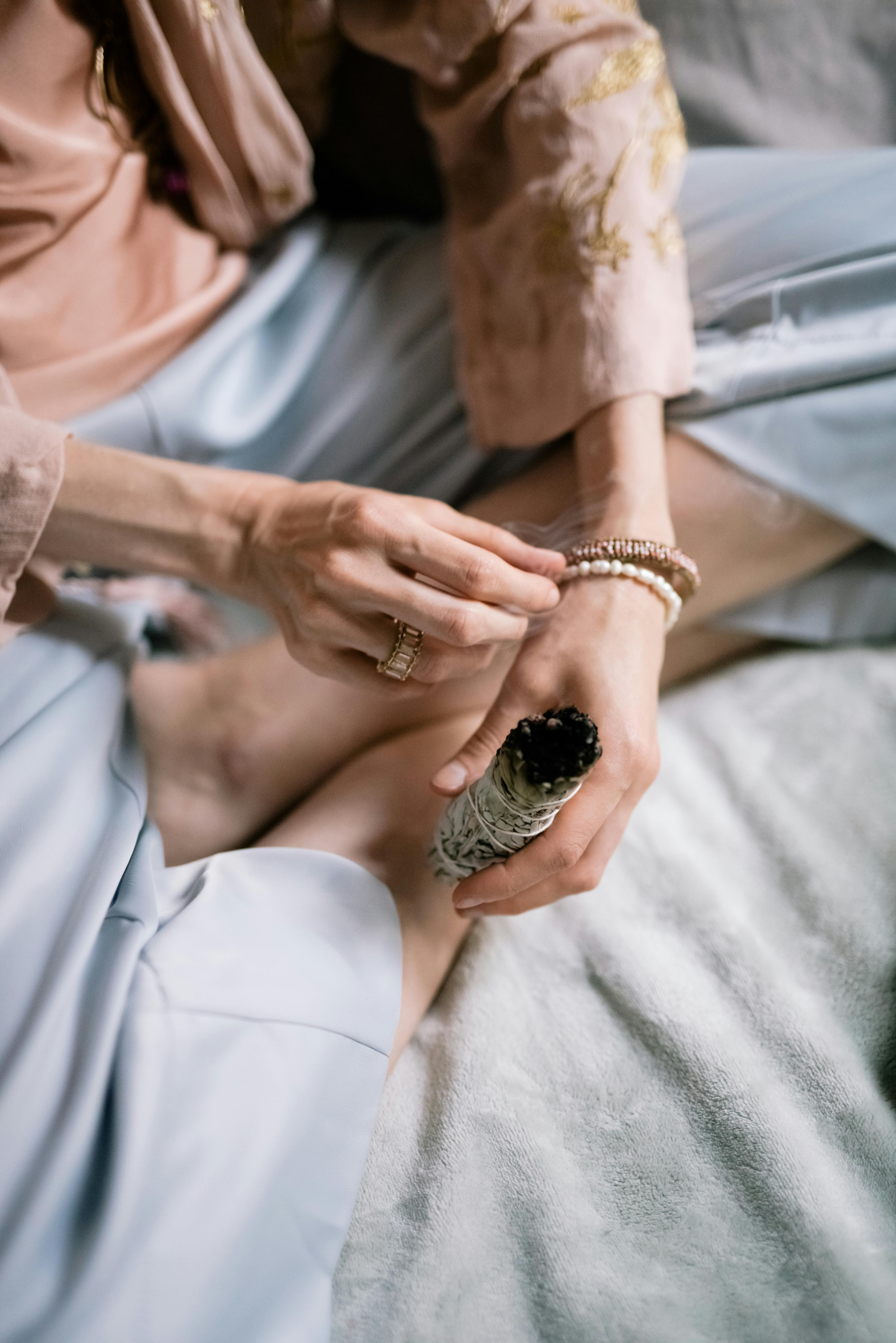 Une femme en train de smudger une chambre à coucher | Source : Pexels