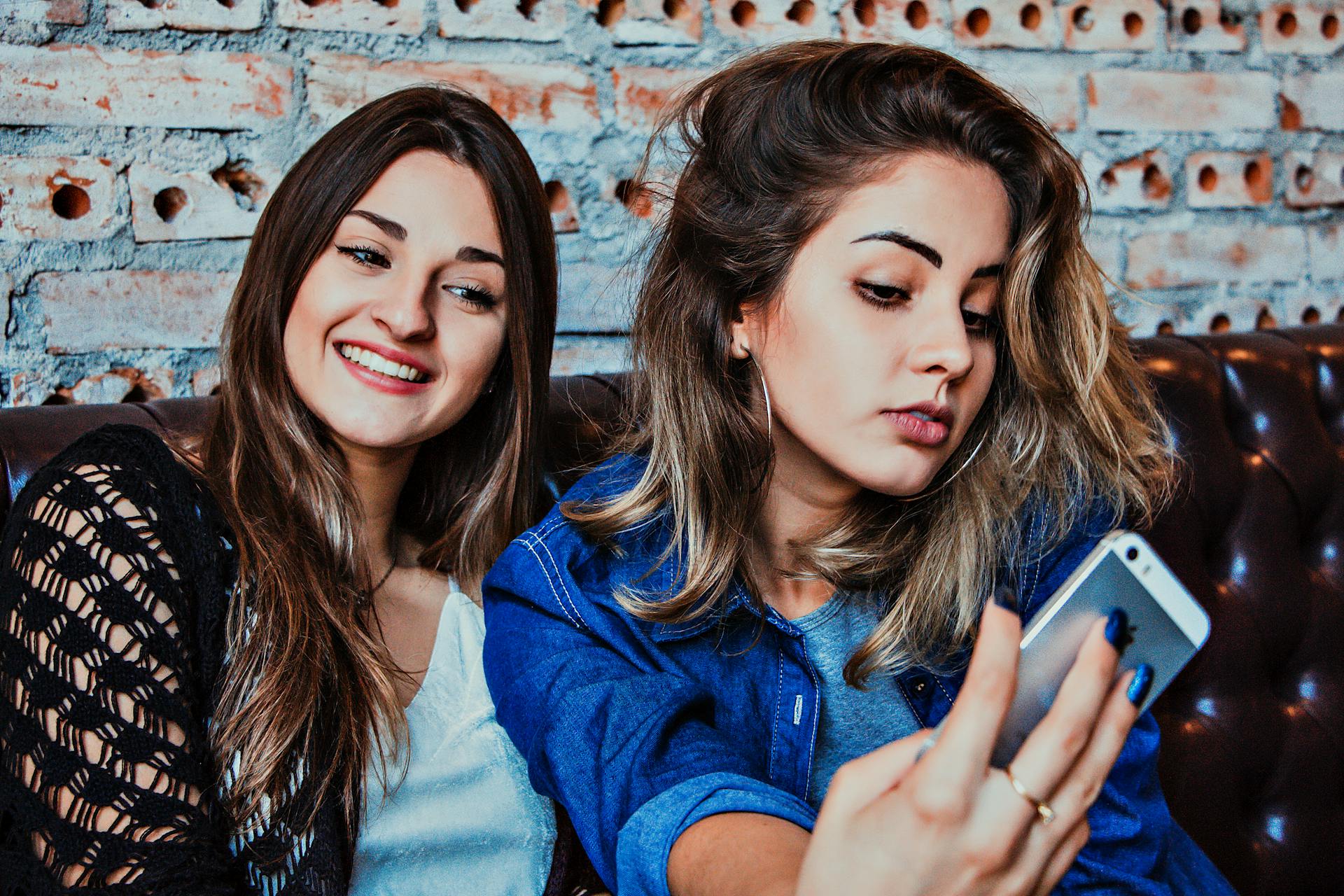 Deux femmes prenant un selfie ensemble | Source : Pexels