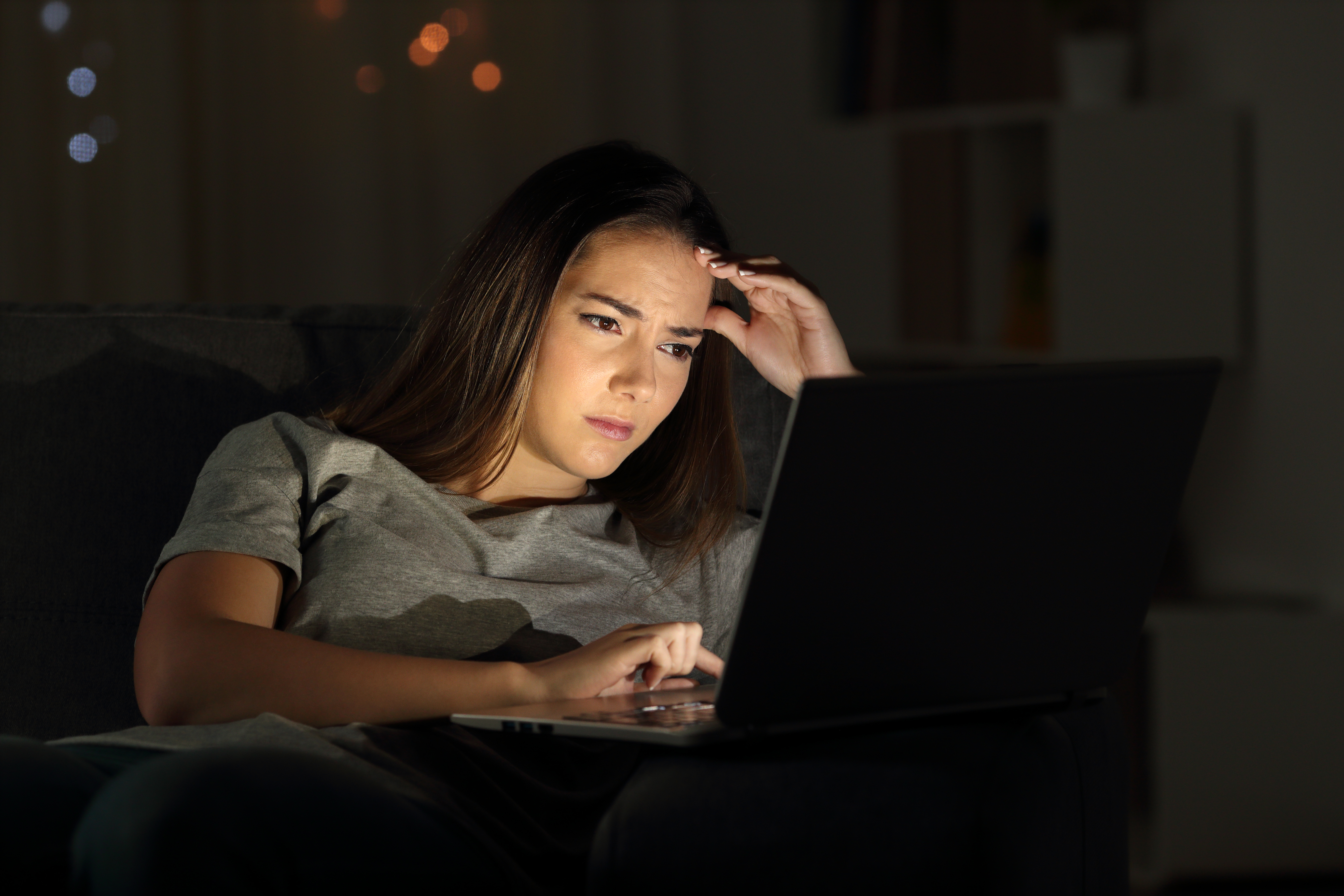 Une femme inquiète utilisant son ordinateur portable | Source : Shutterstock