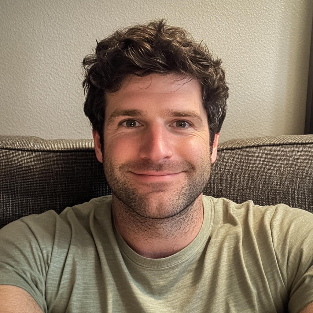 Un homme souriant | Source : Midjourney