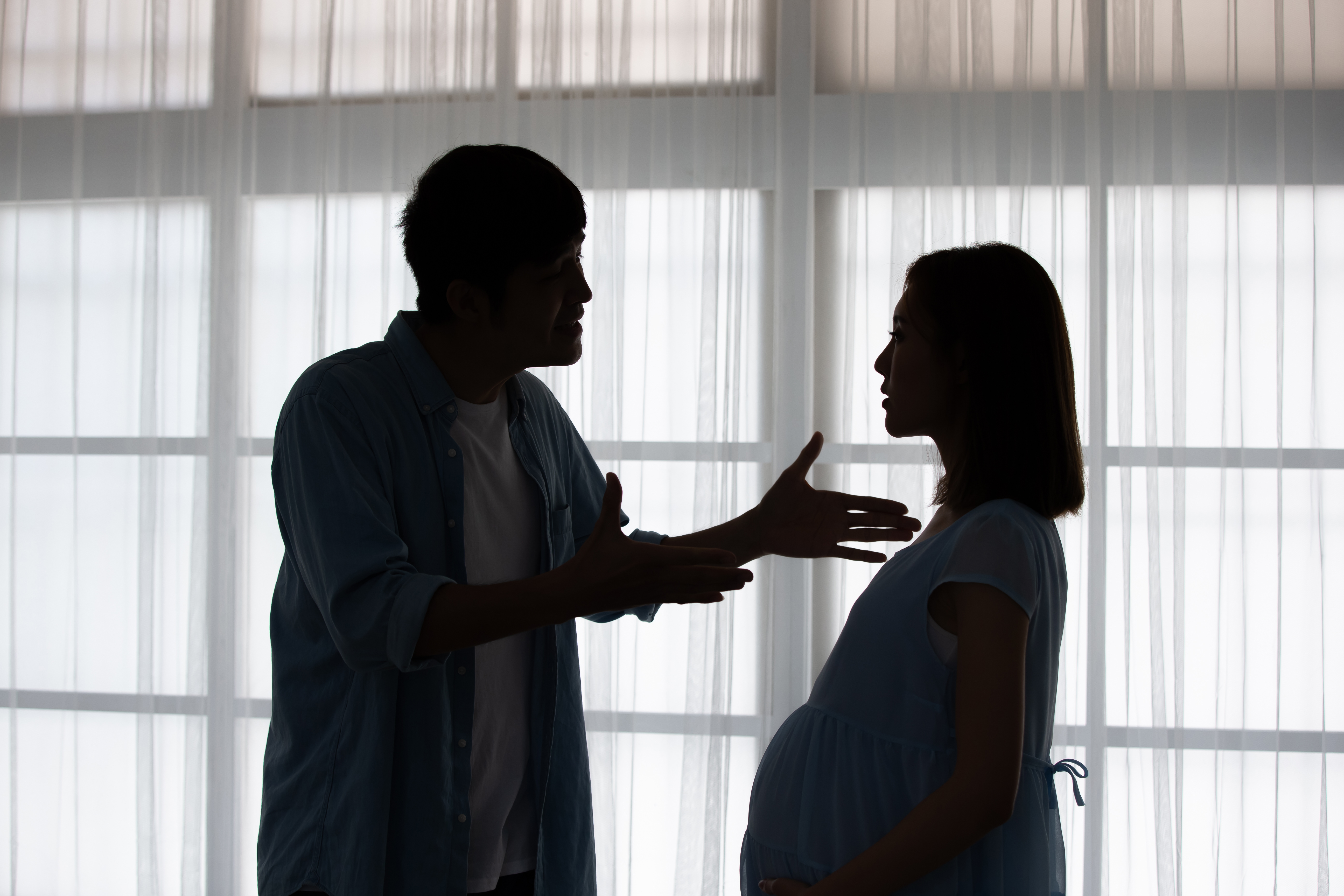 Un mari et une femme enceinte se disputent | Source : Shutterstock