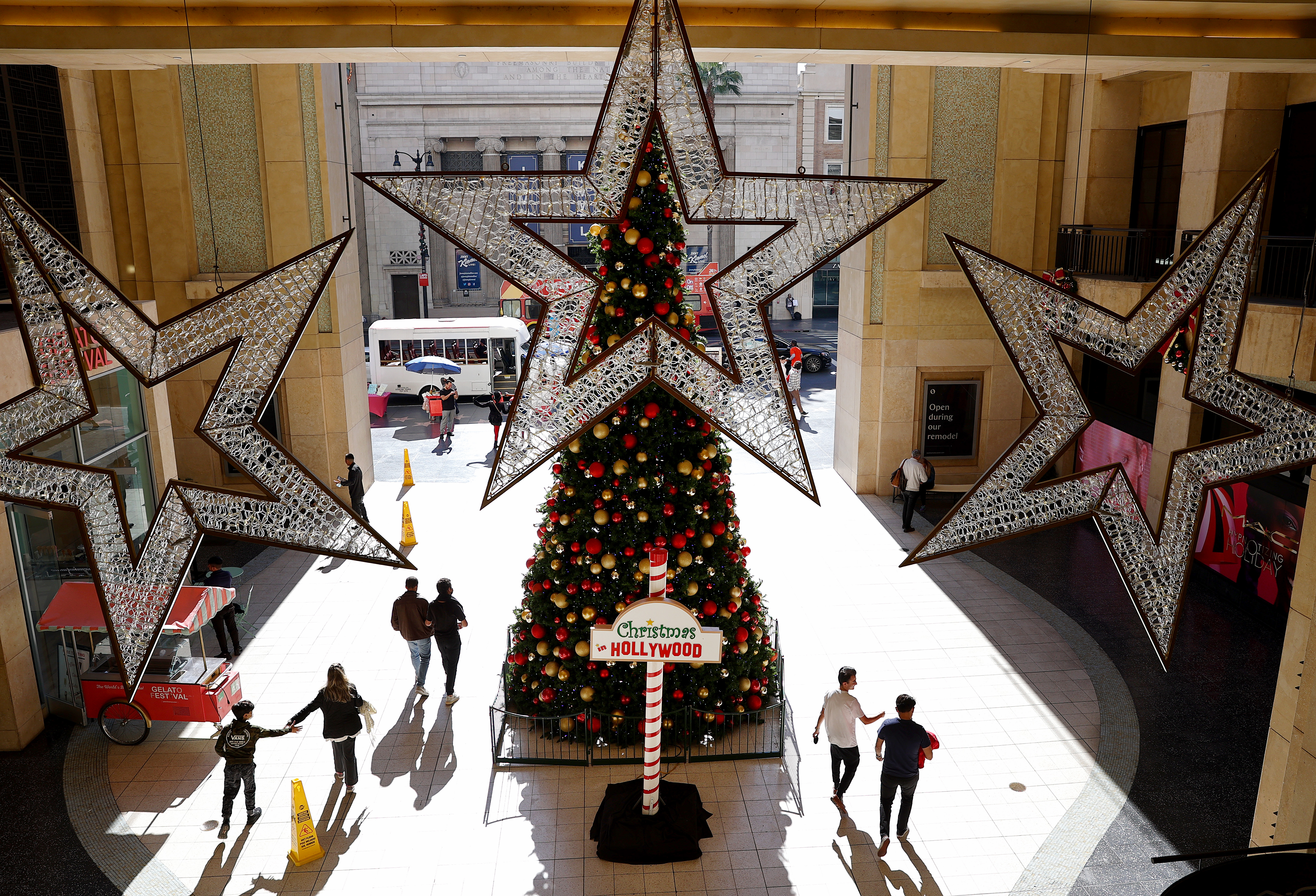 Un arbre de Noël à Hollywood &amp; Highland à Los Angeles, en Californie, le 17 décembre 2021 | Source : Getty Images