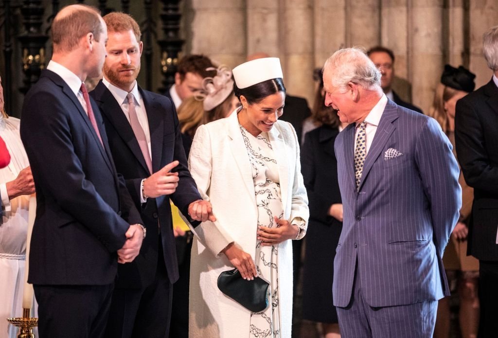 Meghan s'entretient avec le prince Charles au service de jour du Commonwealth. | Photo : Getty Images
