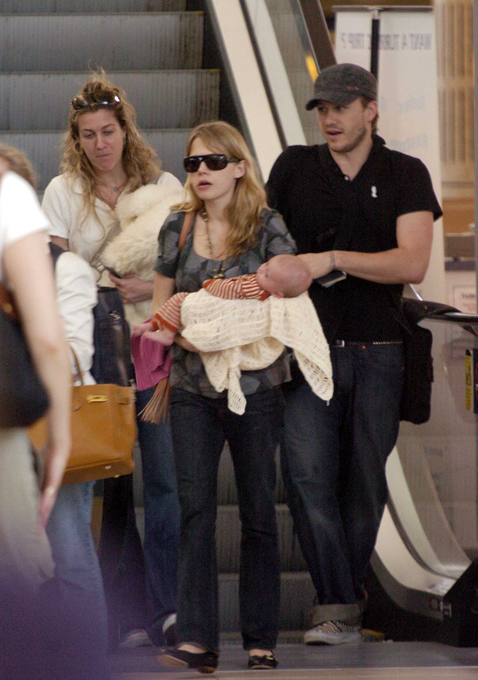L'acteur, sa femme et sa fille quittent l'aéroport international de Sydney pour leur maison de New York le 14 janvier 2006 à Sydney, en Australie. | Source : Getty Images