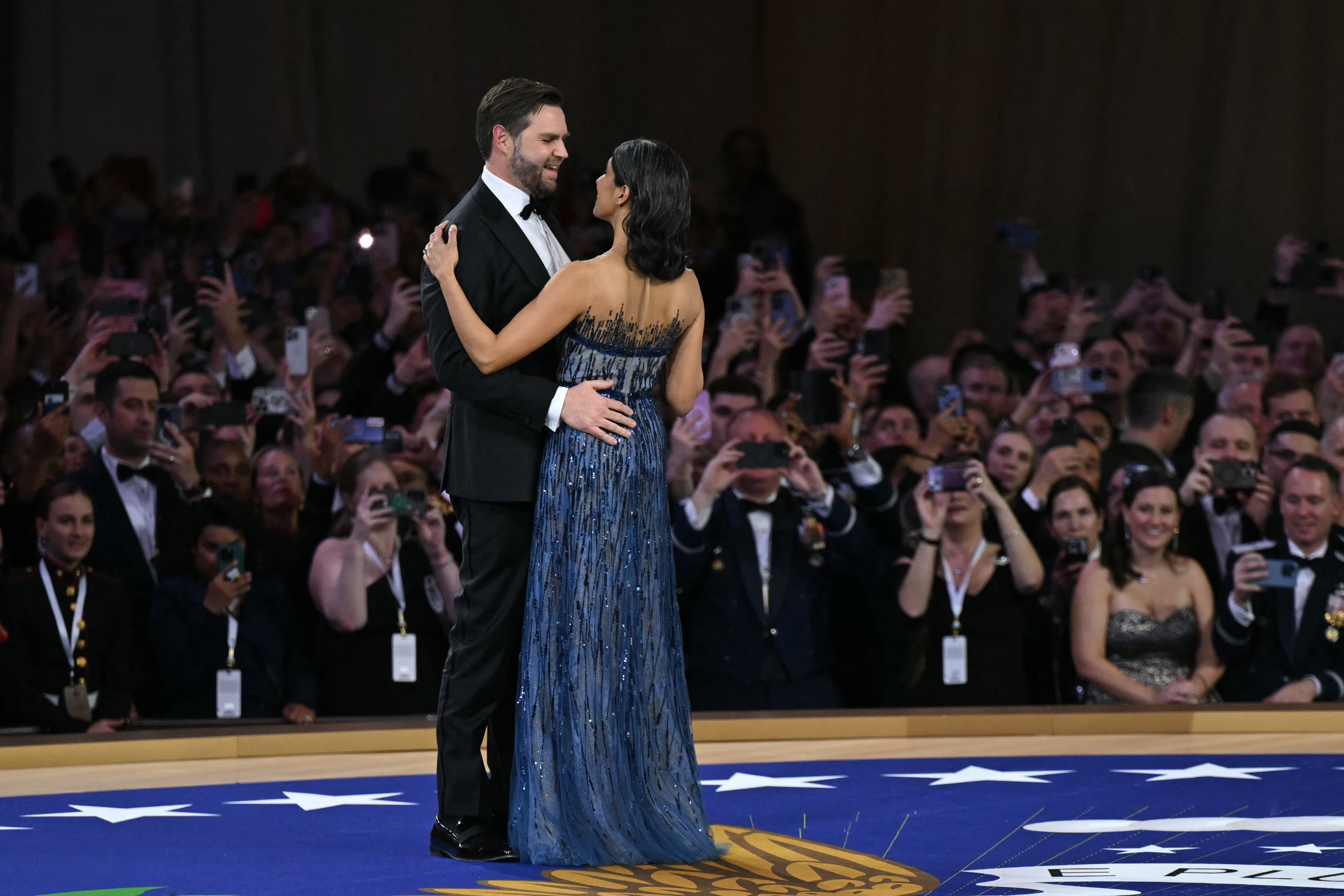 Le vice-président américain J.D. Vance et sa femme Usha dansent sur The Battle Hymn of the Republic lors du bal inaugural du commandant en chef à Washington, DC, le 20 janvier 2025 | Source : Getty Images