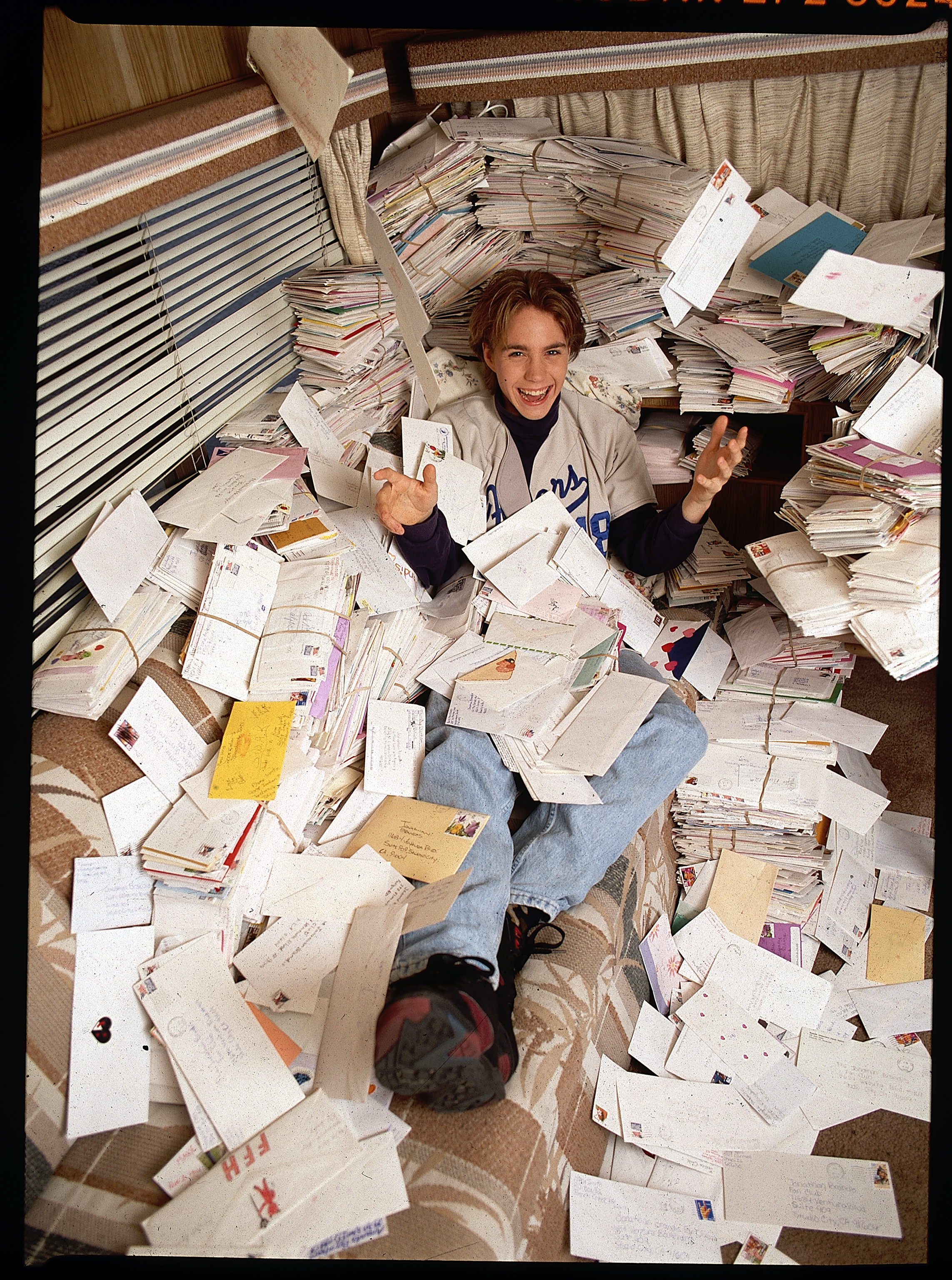 L'idole des jeunes enterrée dans une pile de courrier de ses fans en 1994 | Source : Getty Images