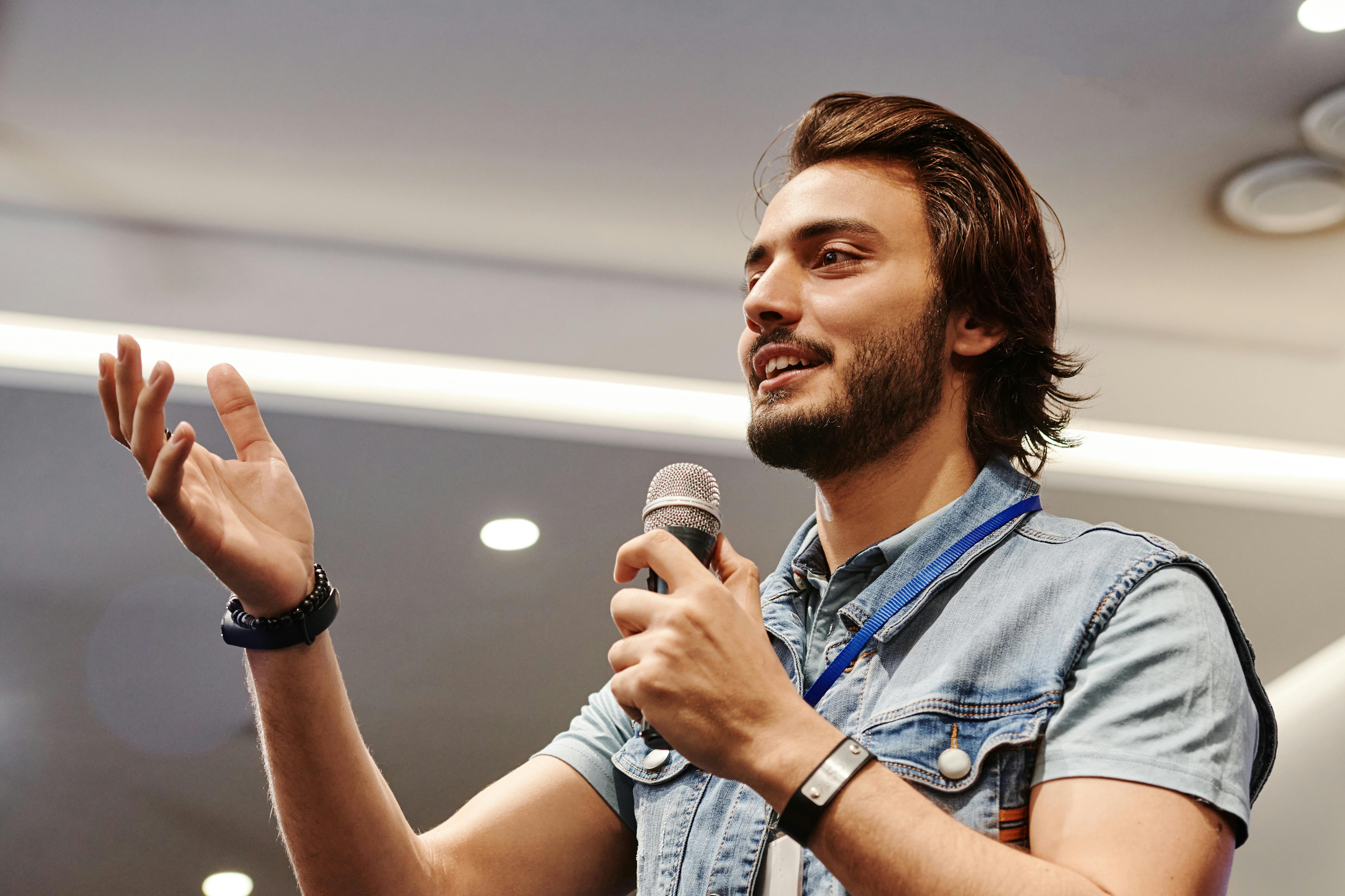 Un homme qui fait un discours | Source : Pexels