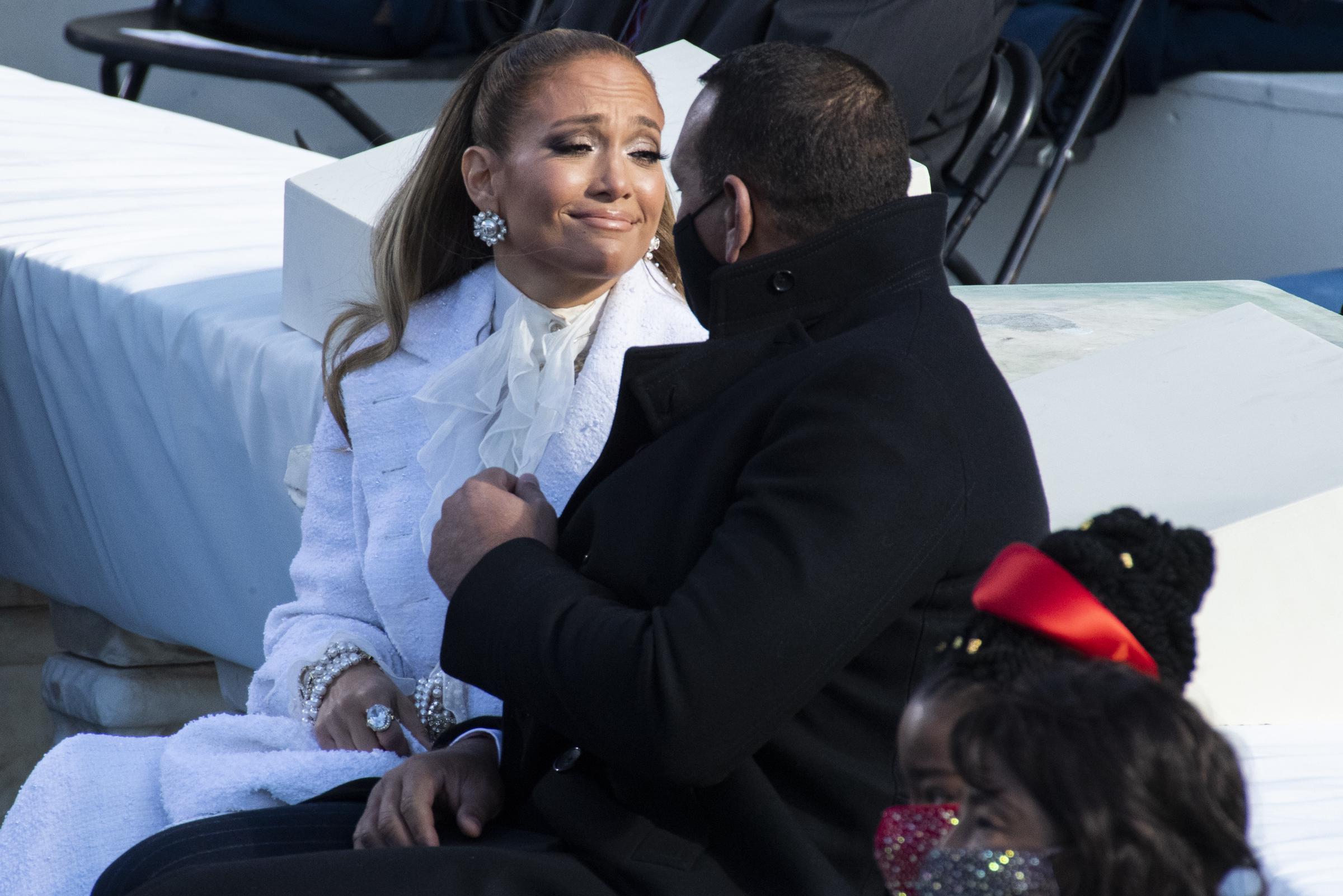 Jennifer Lopez discute avec Alex Rodriguez, après sa prestation lors de l'inauguration du POTUS, le 20 janvier 2021 | Source : Getty Images