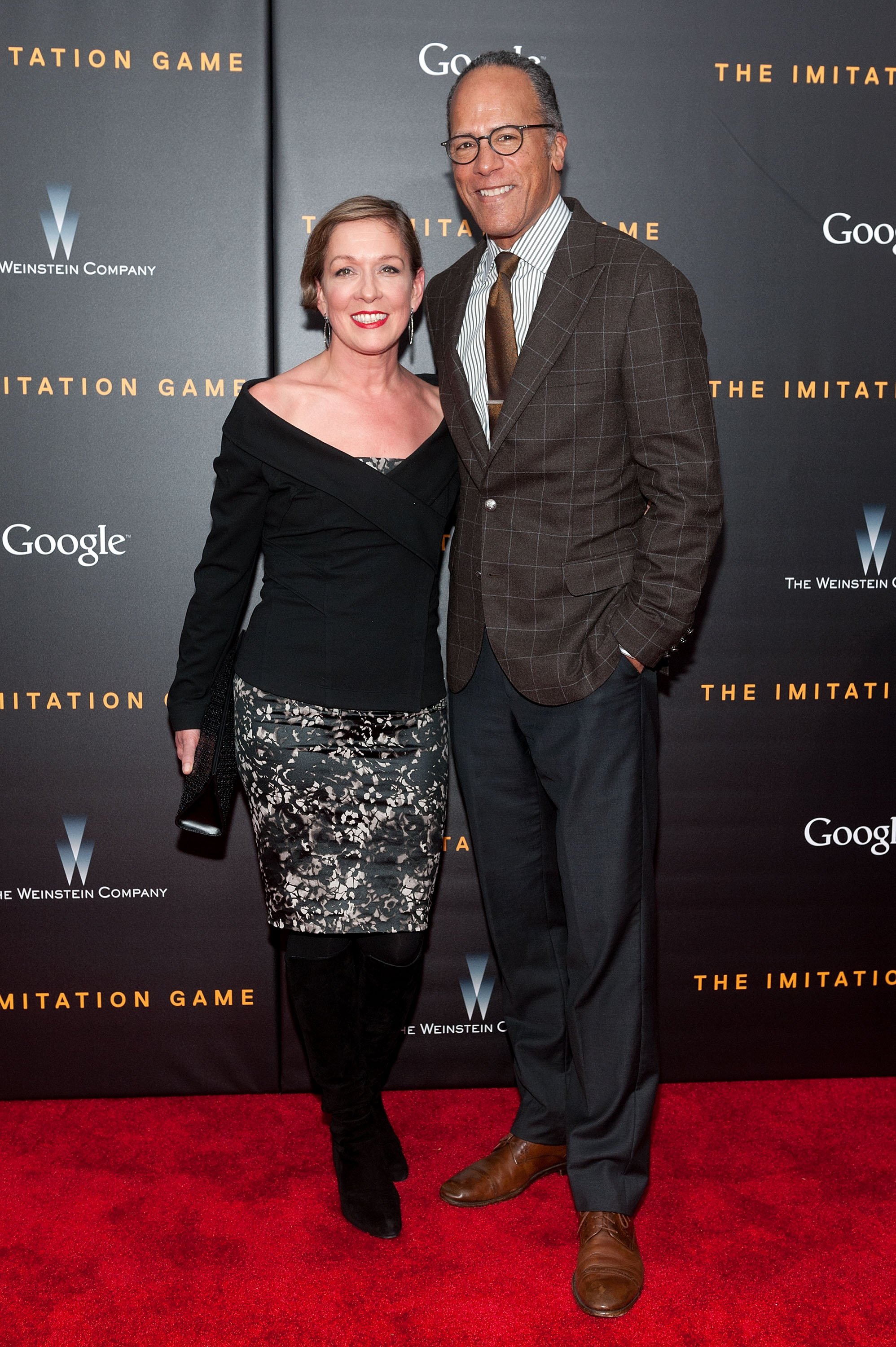 Lester Holt et Carol Hagen assistent à la première new-yorkaise de "The Imitation Game" au théâtre Ziegfeld le 17 novembre 2014 à New York | Source : Getty Images