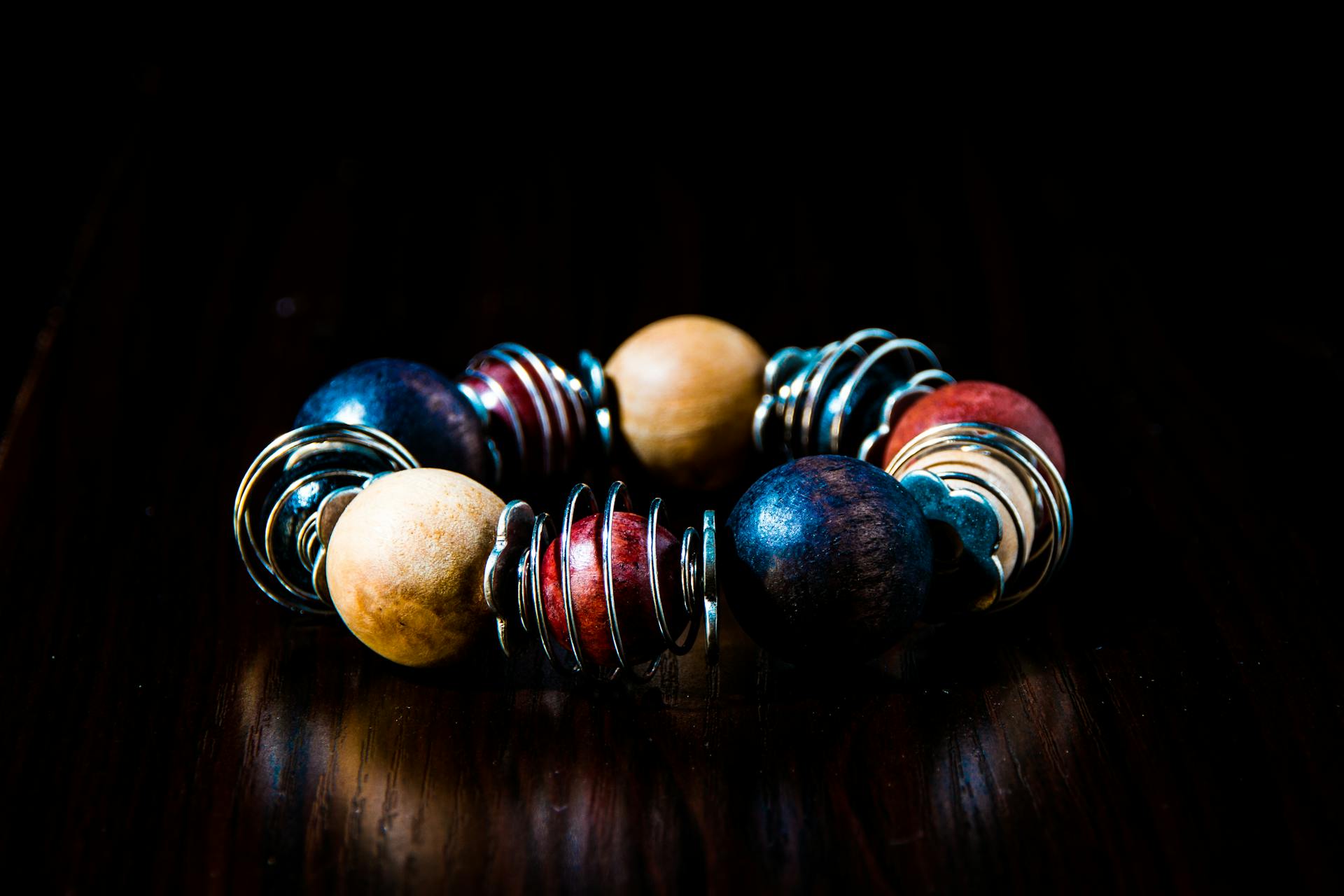 Un bracelet de perles coloré | Source : Pexels