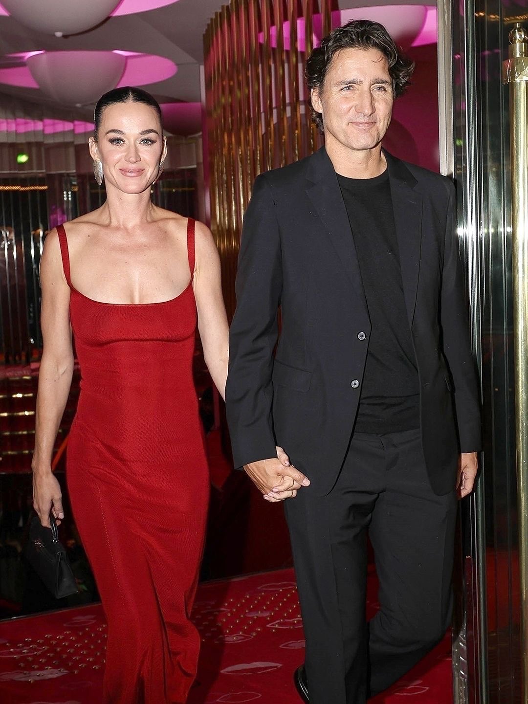 Katy Perry et Justin Trudeau sont vus quittant le Crazy Horse Paris le 25 octobre 2025, à Paris, en France. | Source : Instagram/people