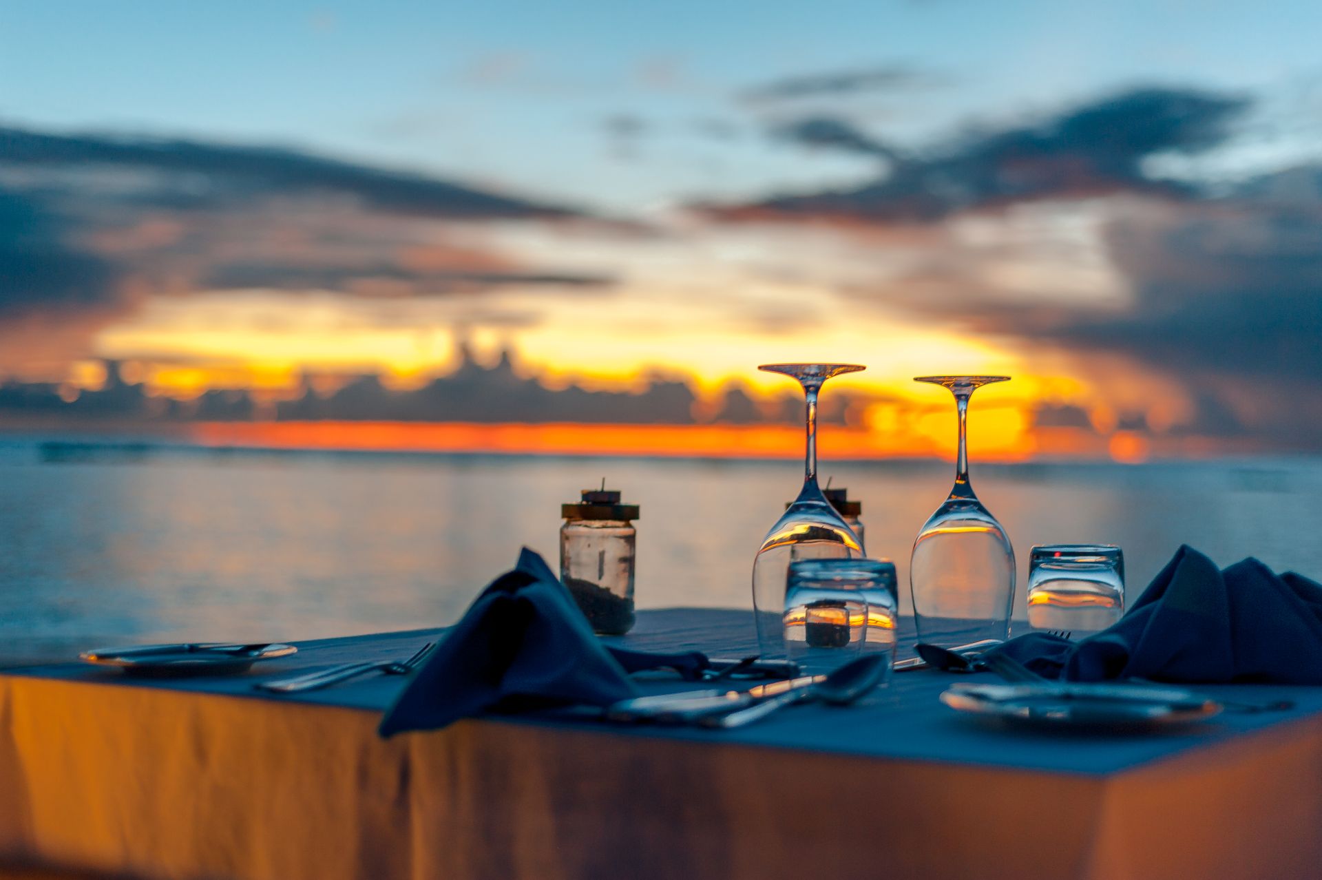 Une table à manger sur la plage | Source : Pexels
