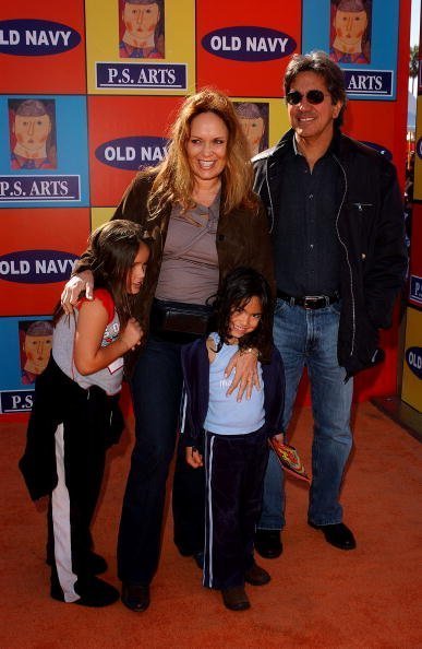 Catherine Bach et sa famille au 72 Market Street le 2 novembre 2003 à Venise, Californie. | Photo : Getty Images