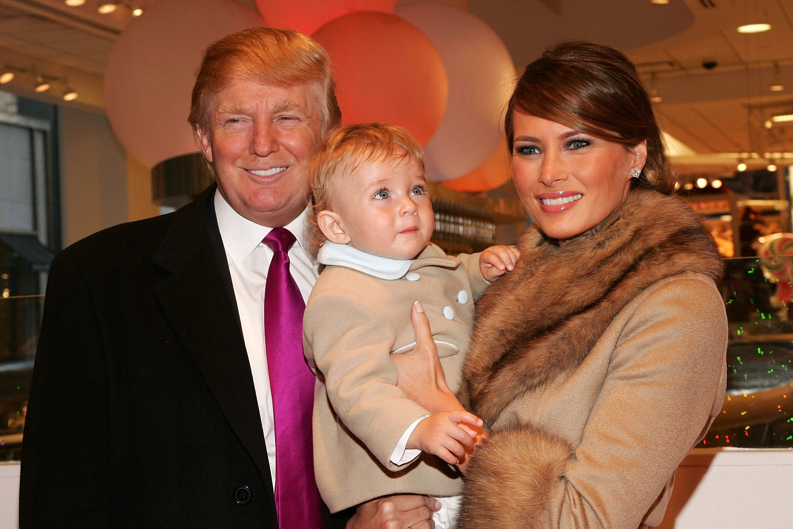 Donald, Barron et Melania Trump lors de la 16e édition de l'événement annuel Bunny Hop de la société du Memorial Sloan-Kettering Cancer Center, le 13 mars 2007, à New York. | Source : Getty Images