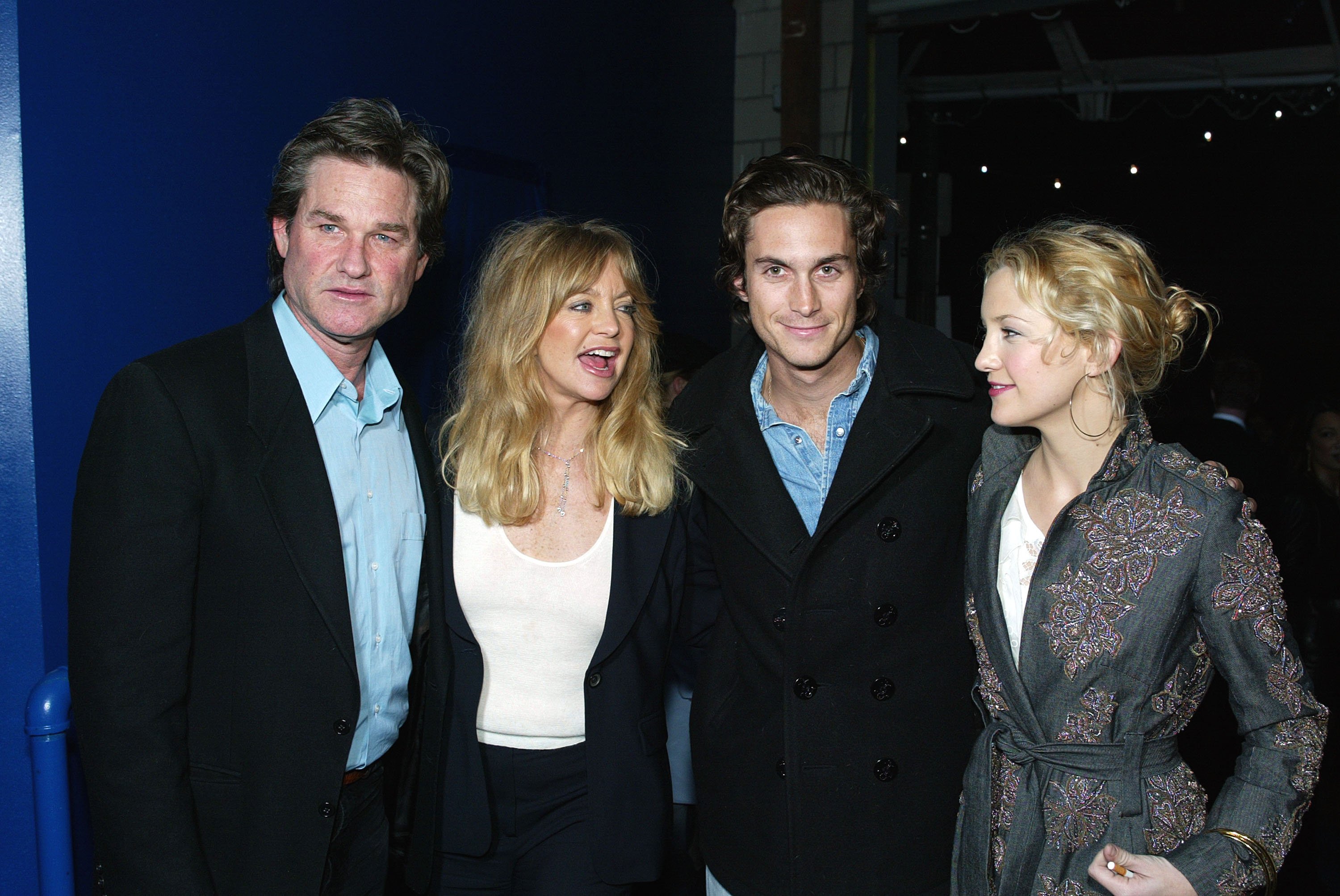 Kurt Russell, Goldie Hawn, Oliver Hudson et sa soeur Kate Hudson posent lors de la soirée d'après-première de "Dark Blue" le 12 février 2003 | Source : Getty Images