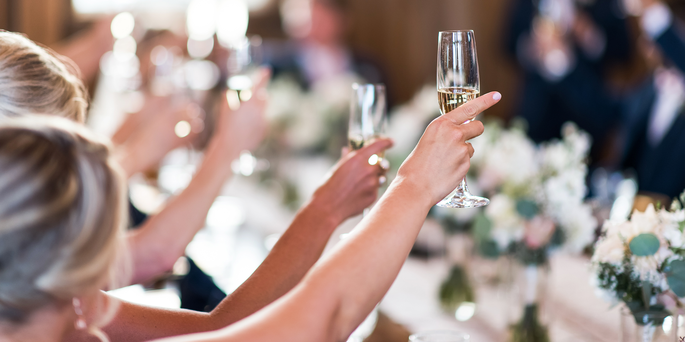 Des invités portent un toast lors d'une réception de mariage | Source : Shutterstock