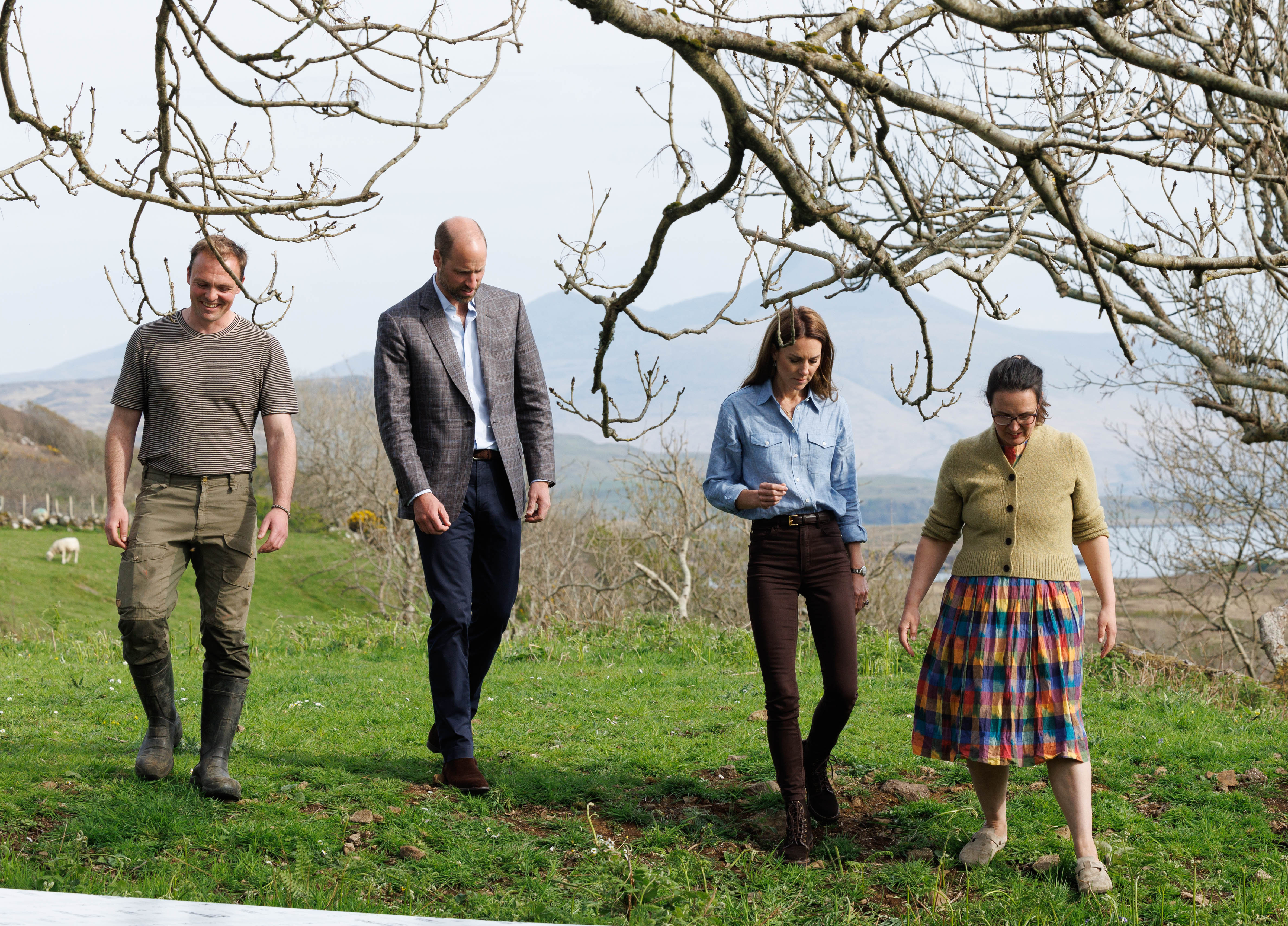 William et Catherine se promènent avec les propriétaires de croft, Jeanette Lynn et Jack Shaw, sur la côte ouest de Mull. Le couple a visité la propriété rurale pour en savoir plus sur l'agriculture durable et le rôle de l'hospitalité dans la vie insulaire.