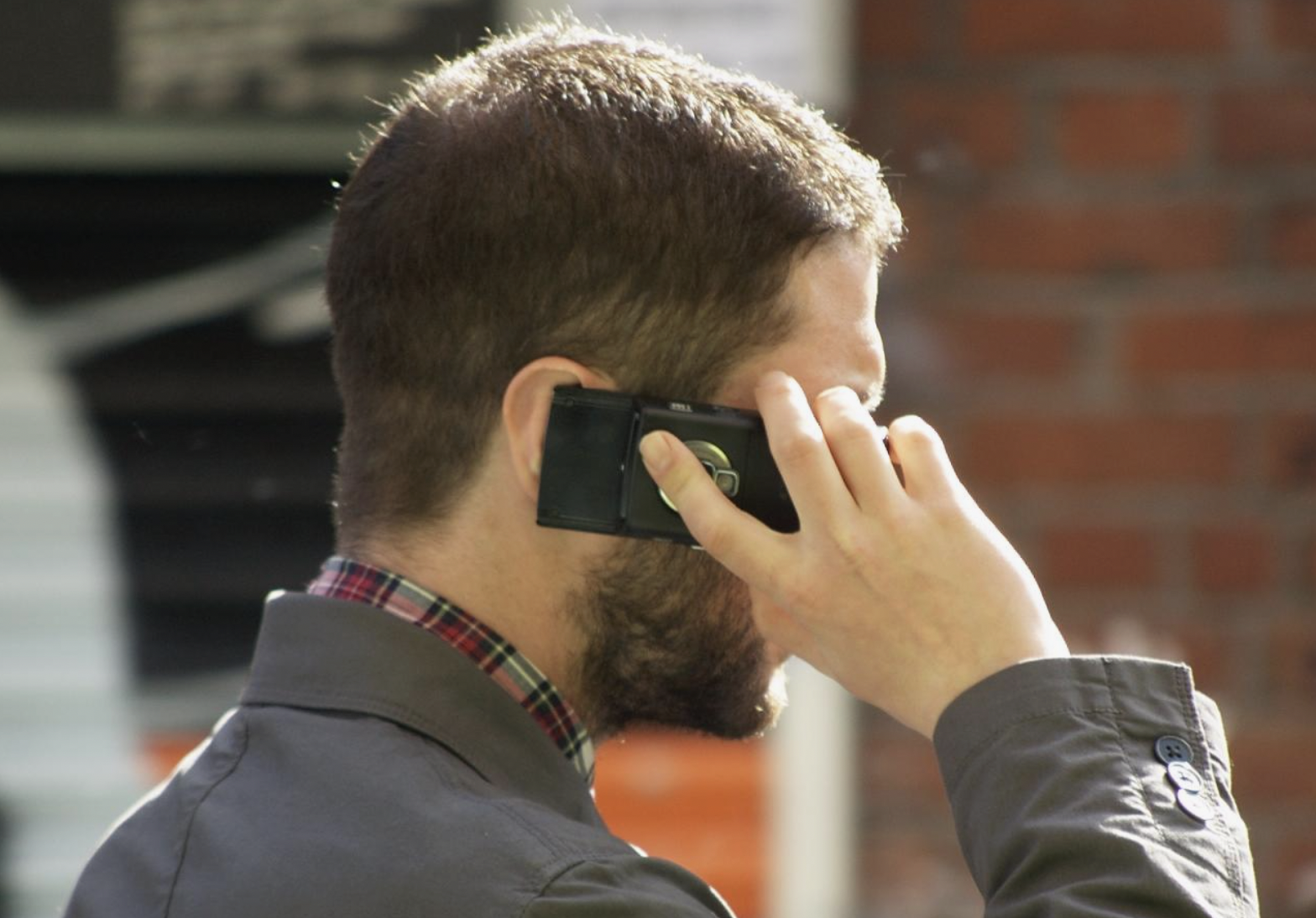 Un hombre habla por teléfono | Fuente: Shutterstock