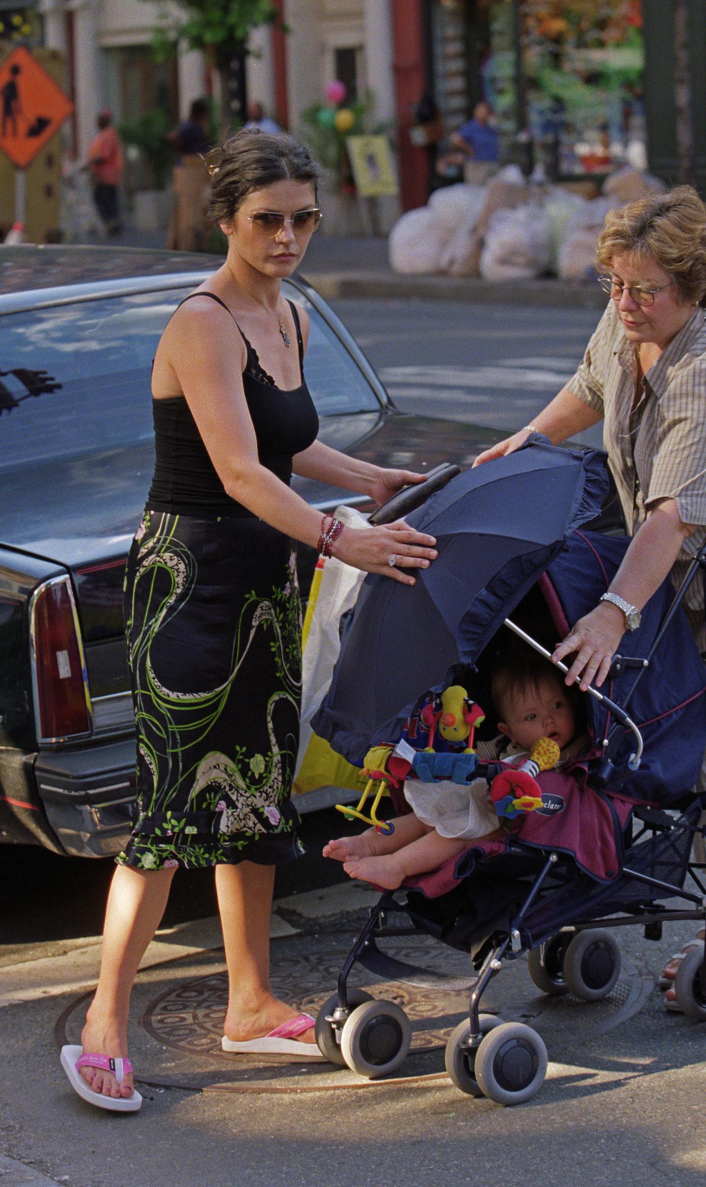 Catherine Zeta-Jones se promène avec son fils Dylan (en poussette) et sa nounou sur Columbus Avenue près de leur maison à New York le 25 juin 2001 | Source : Getty Images