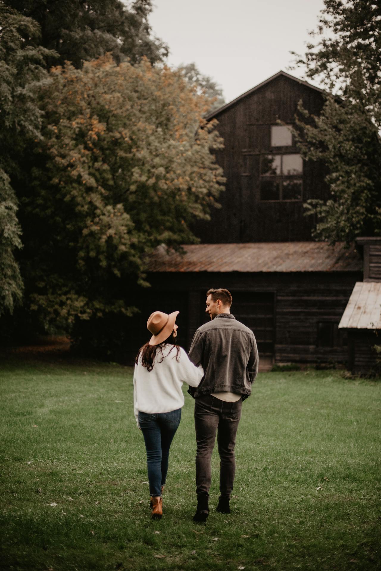 Un couple ravi se tenant devant sa maison | Source : Pexels