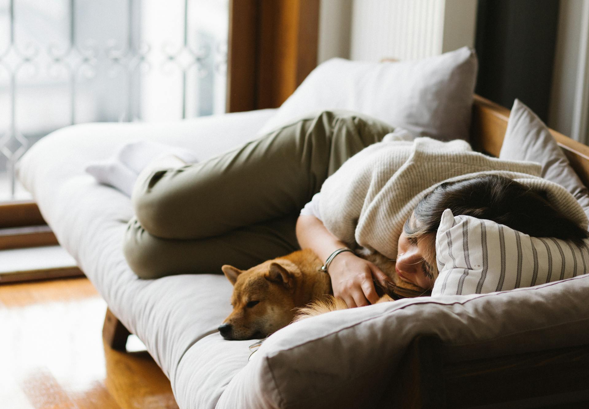 Une femme recroquevillée sur un canapé | Source : Pexels