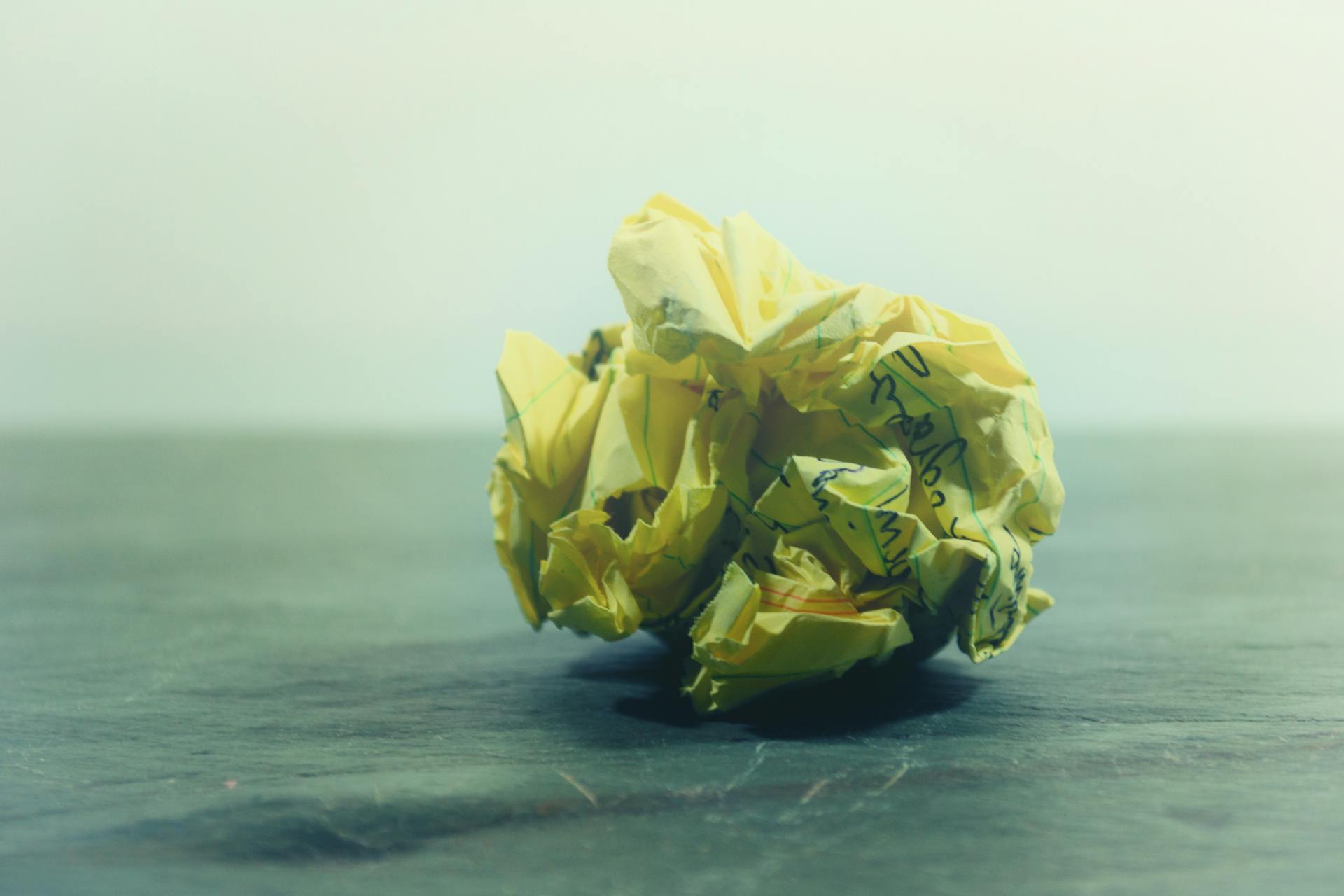 Un papier froissé avec de l'écriture dessus | Source : Pexels