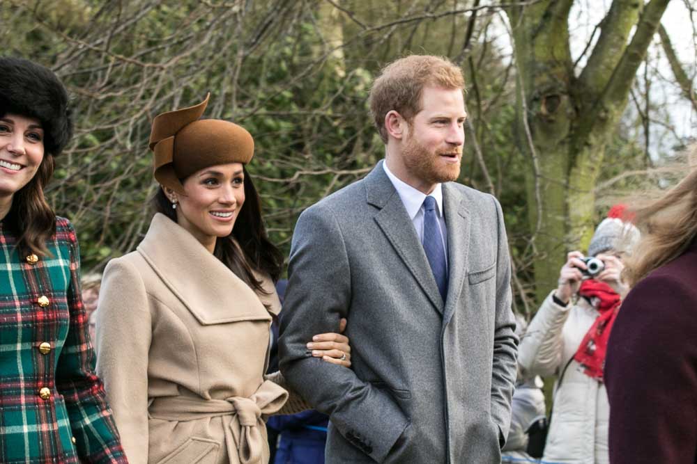 Le prince Harry et Meghan Markle avec d'autres membres de la famille royale allant à l'église à Sandringham le jour de Noël 2017 | Source : Wikimedia Commons