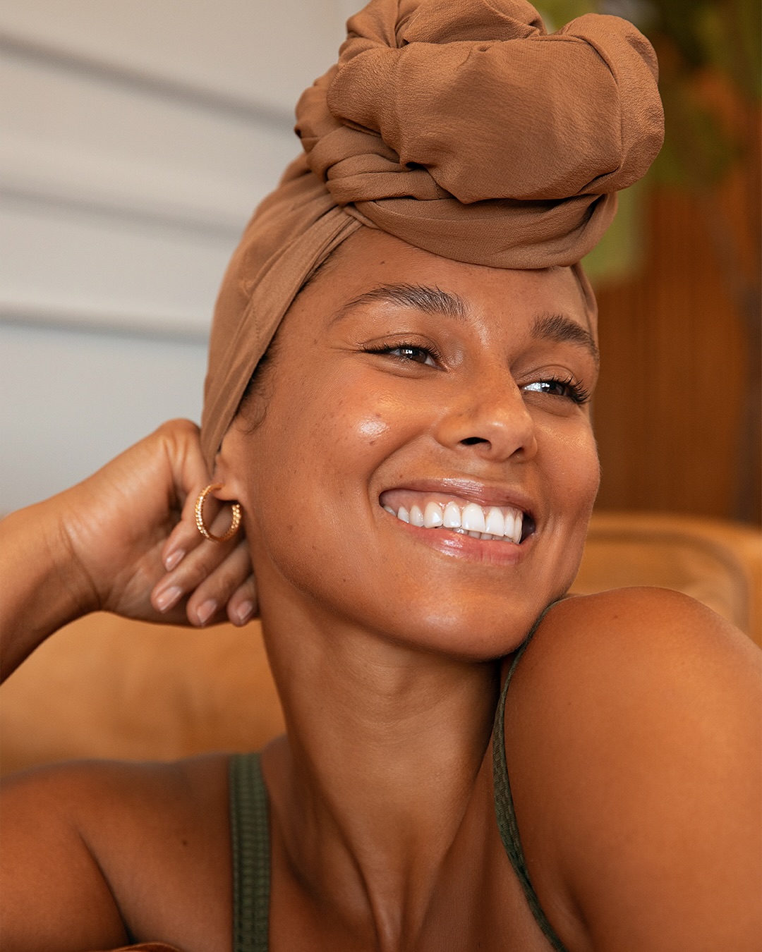 Alicia Keys pose pour une photo et sourit, publiée le 14 mars 2025. | Source : Instagram/aliciakeys