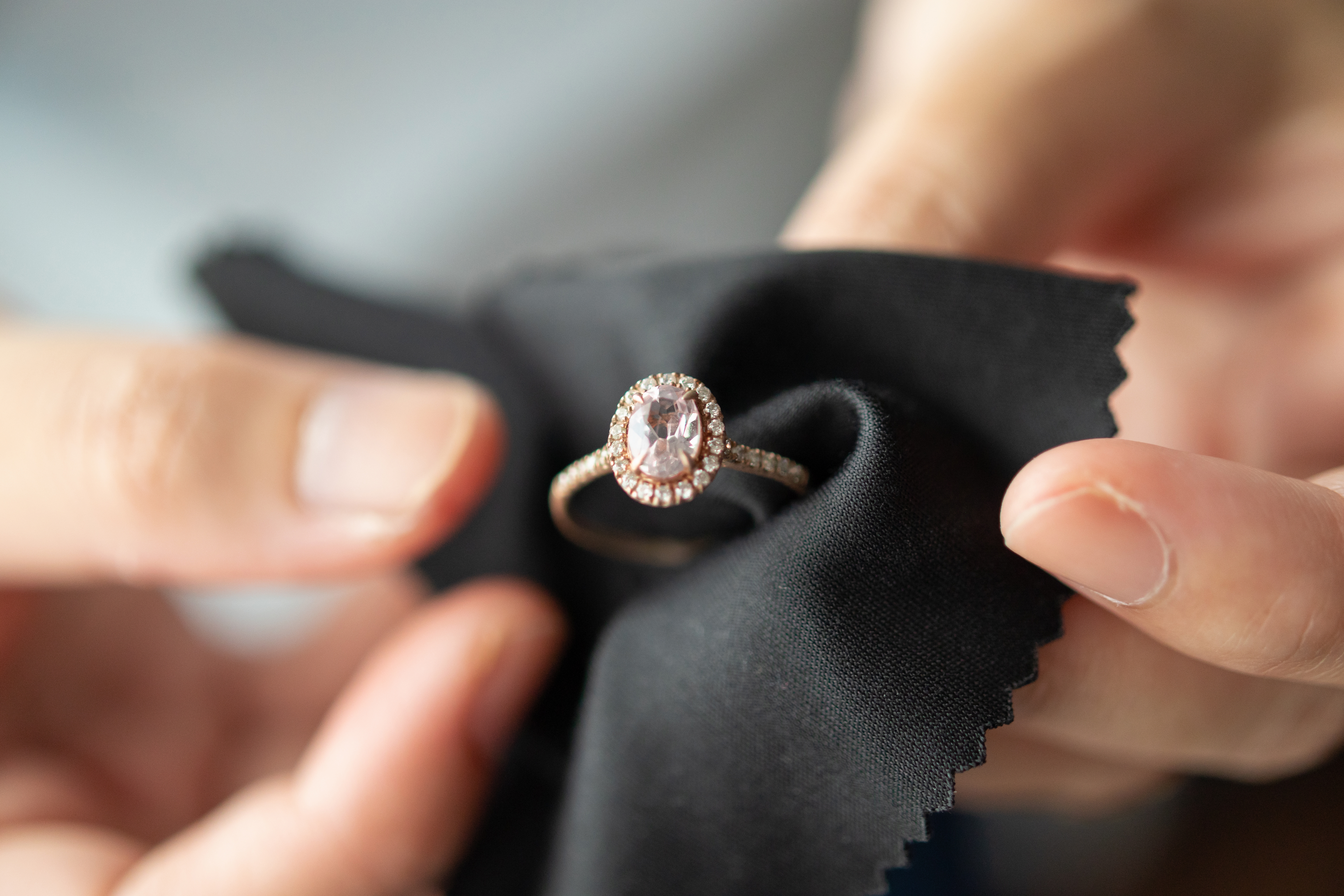 Bague en diamant sur un tissu | Source : Shutterstock