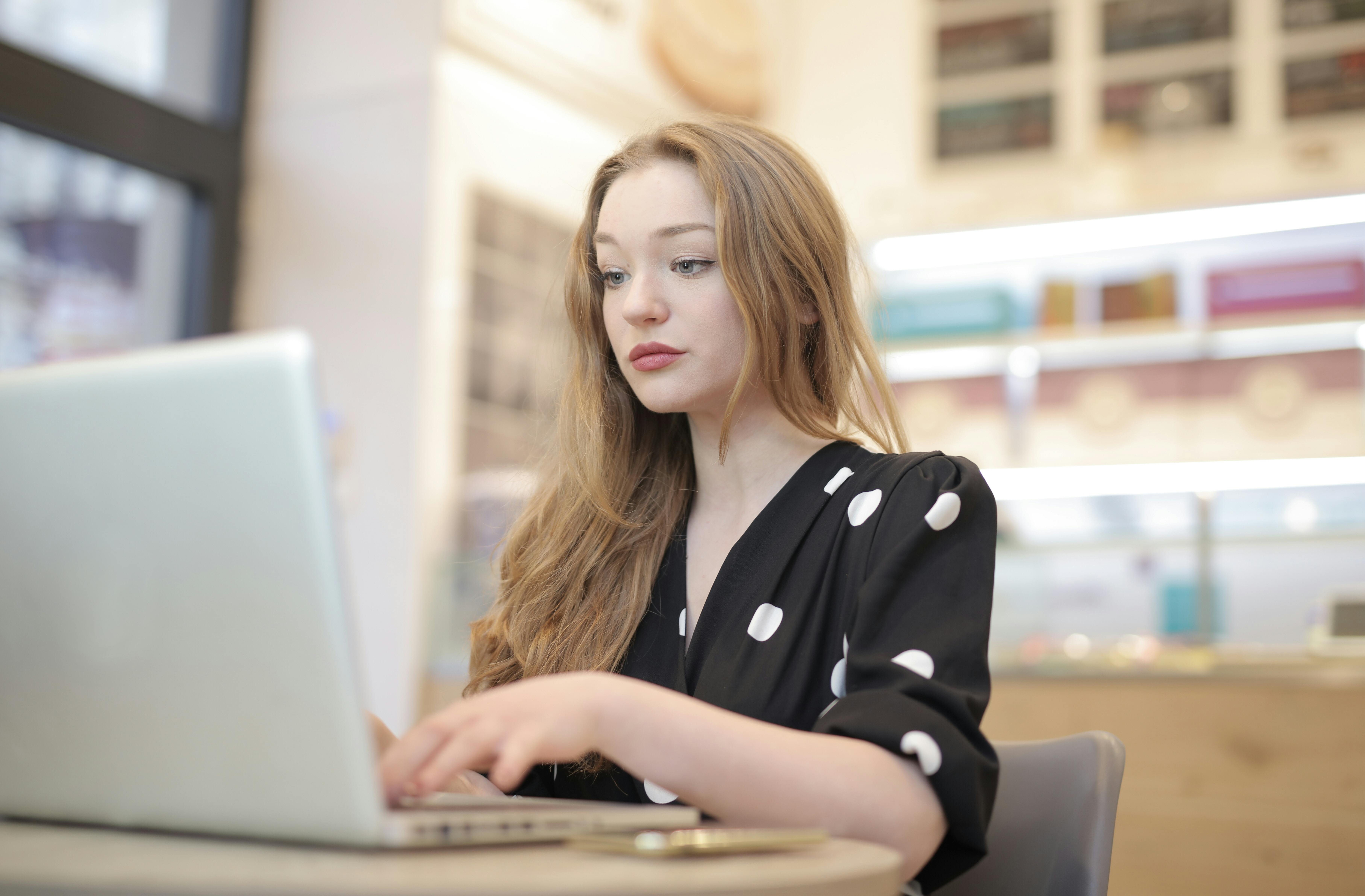 Une femme regardant des séquences sur son ordinateur portable | Source : Pexels