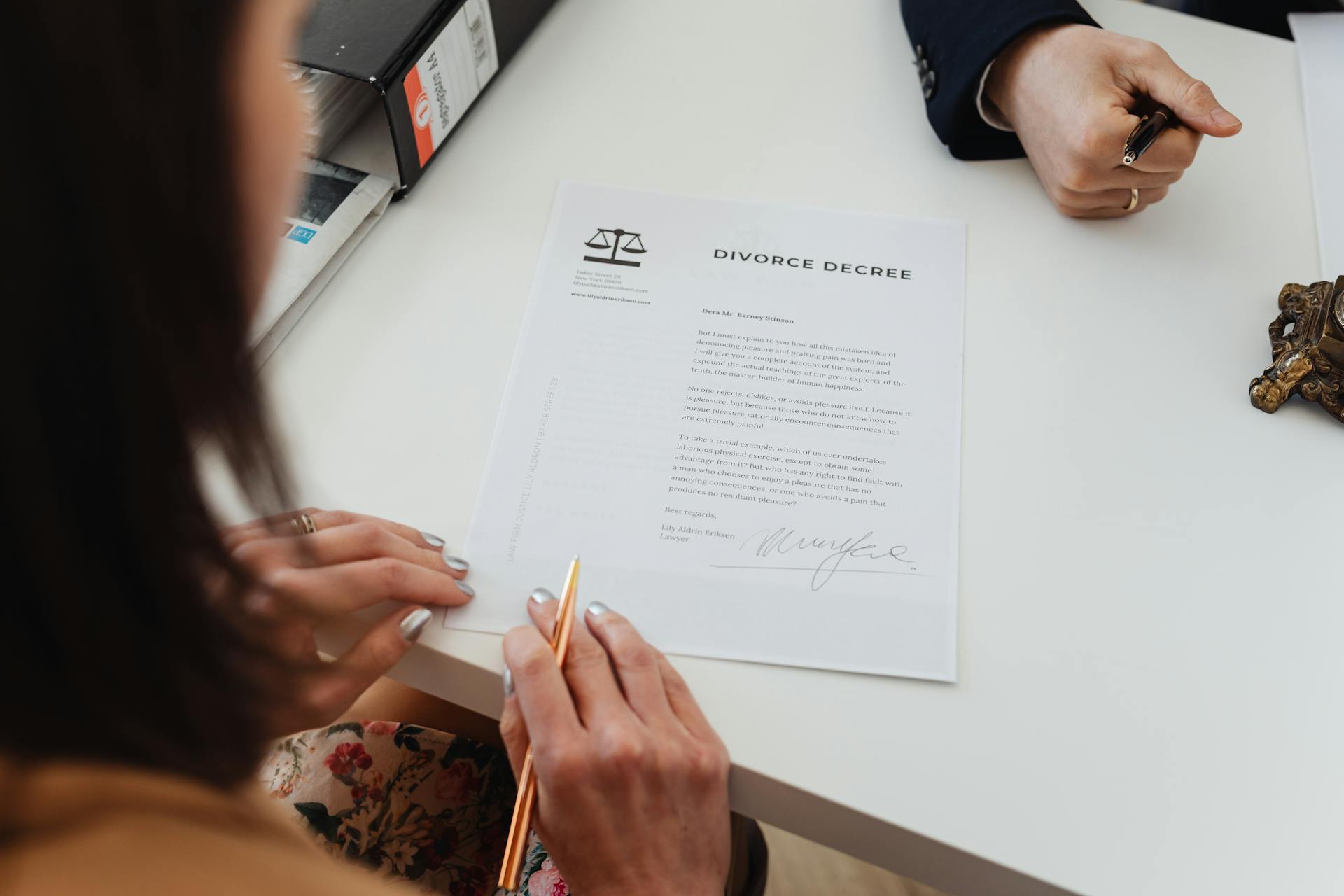 Une femme signant des papiers de divorce | Source : Pexels