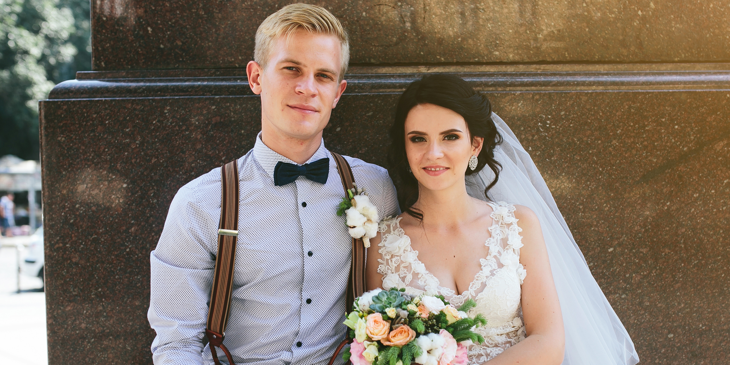 Un couple de jeunes mariés souriants | Source : Shutterstock