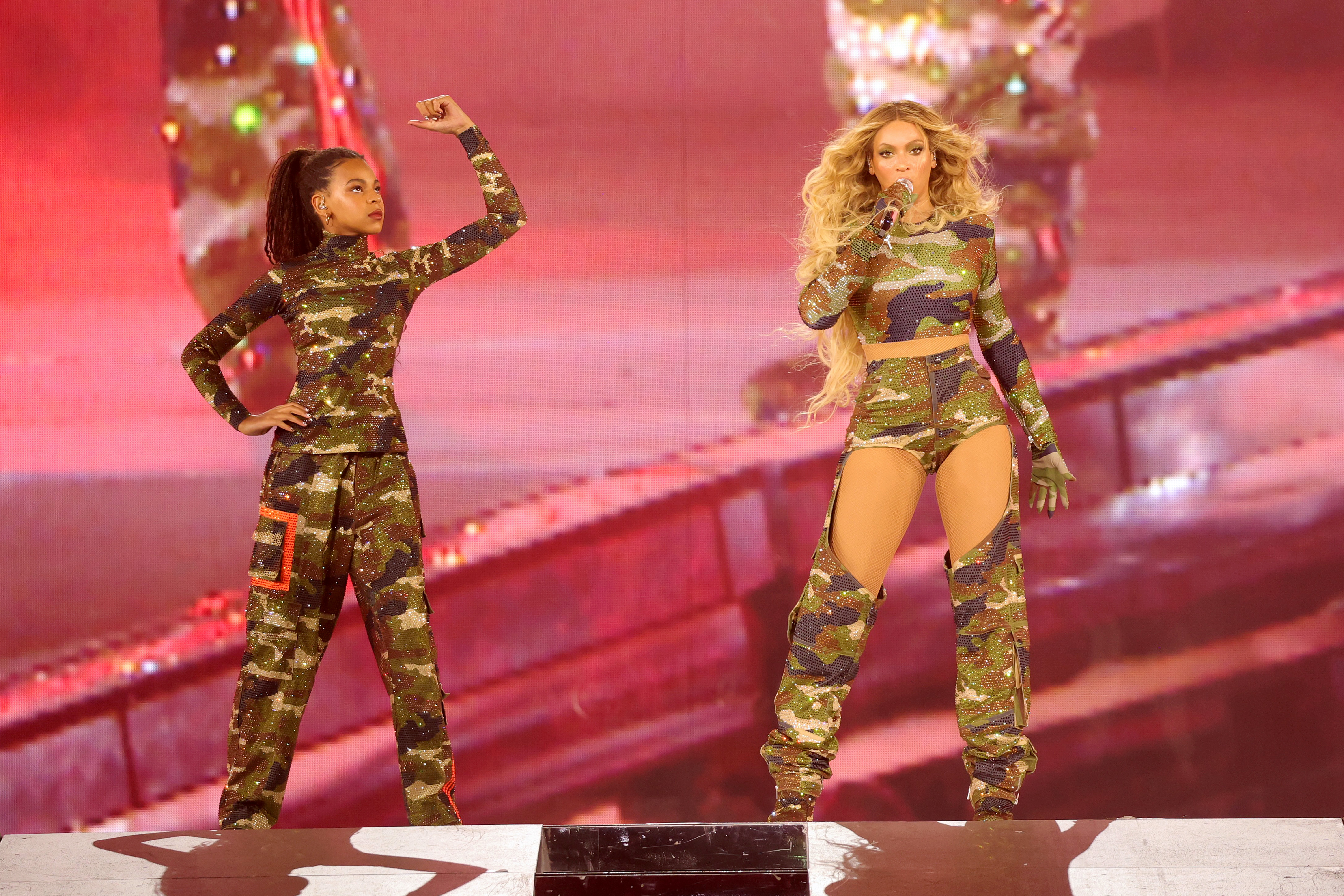 Blue Ive Carter et Beyoncé se produisent sur scène lors du "Renaissance World Tour" le 11 août 2023 à Atlanta, Géorgie | Source : Getty Images