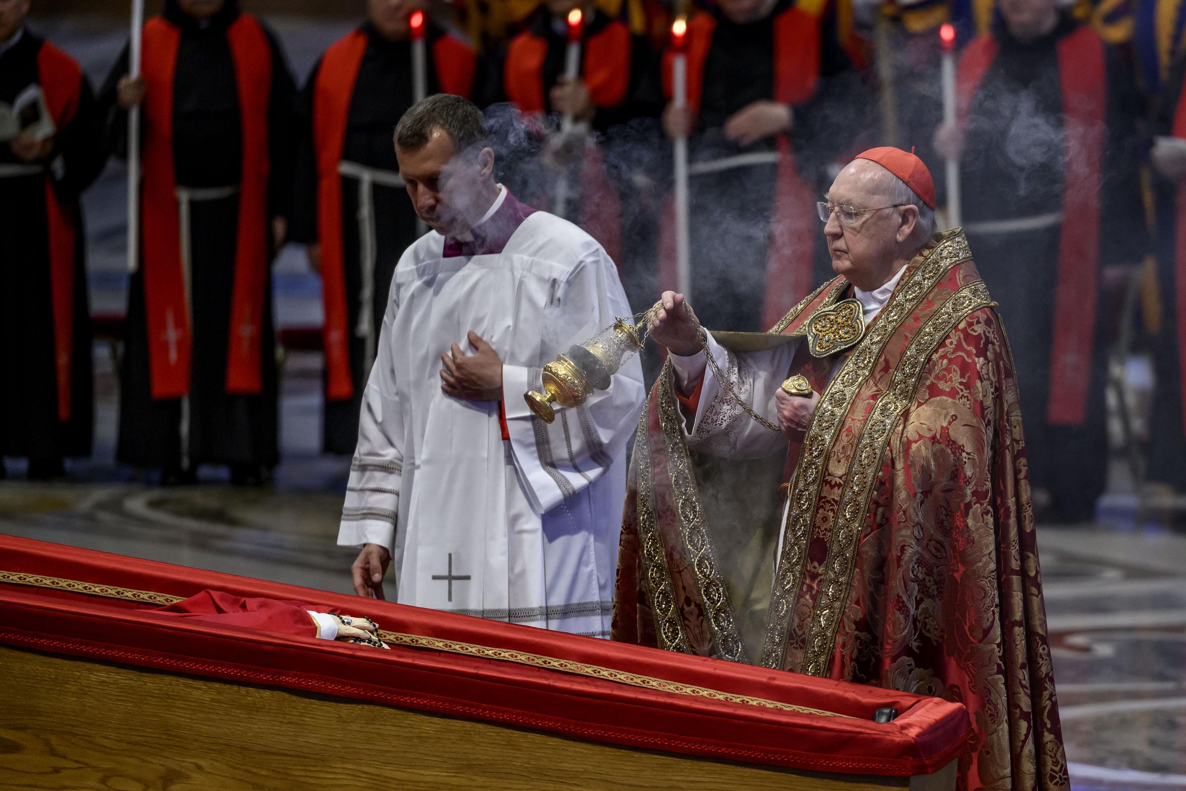 Le cardinal Kevin Joseph Farrell tient de l'encens à côté du cercueil du pape François dans la basilique Saint-Pierre, le 23 avril 2025, au Vatican. | Source : Getty Images