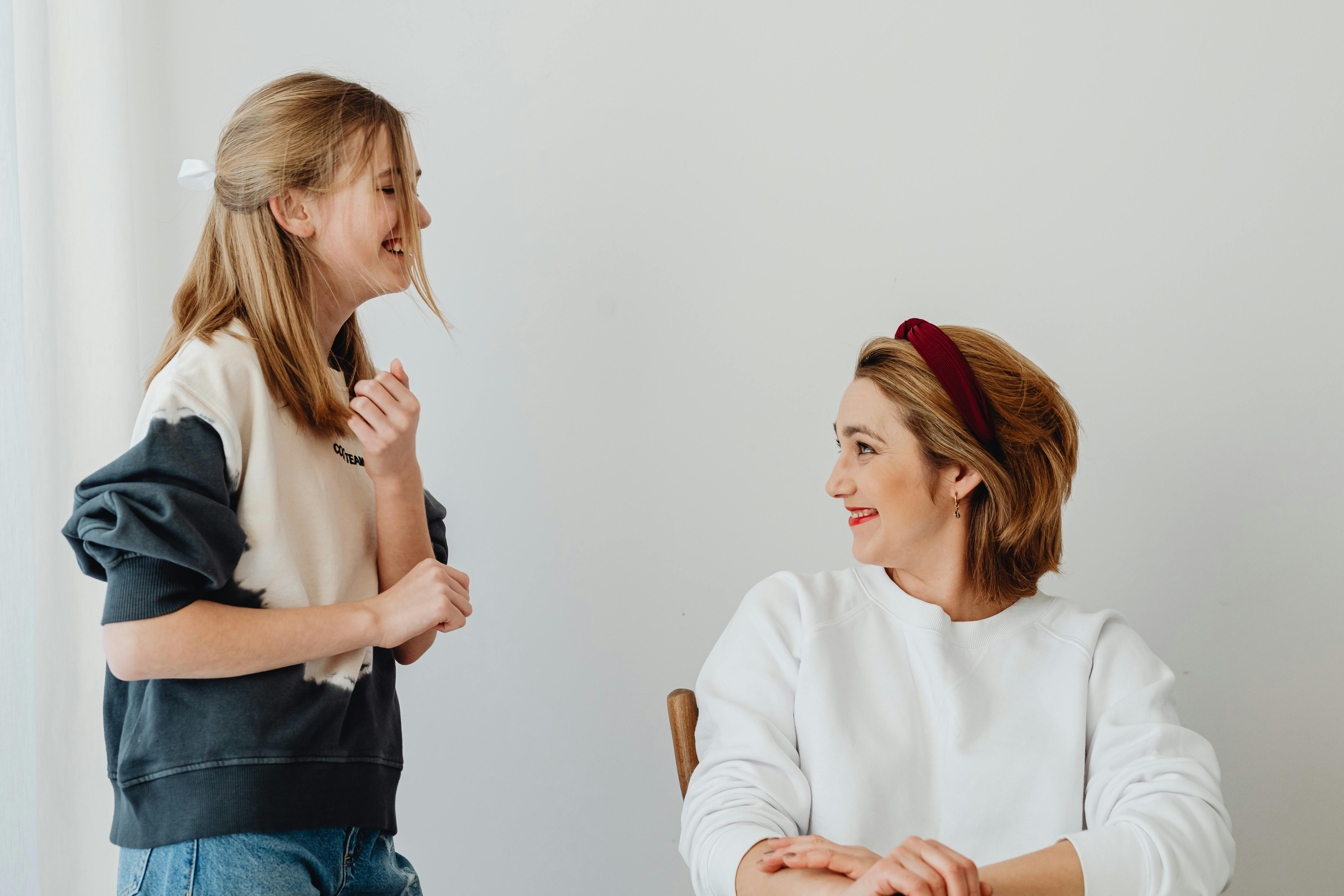 Une mère et sa fille qui se sourient l'une à l'autre | Source : Pexels