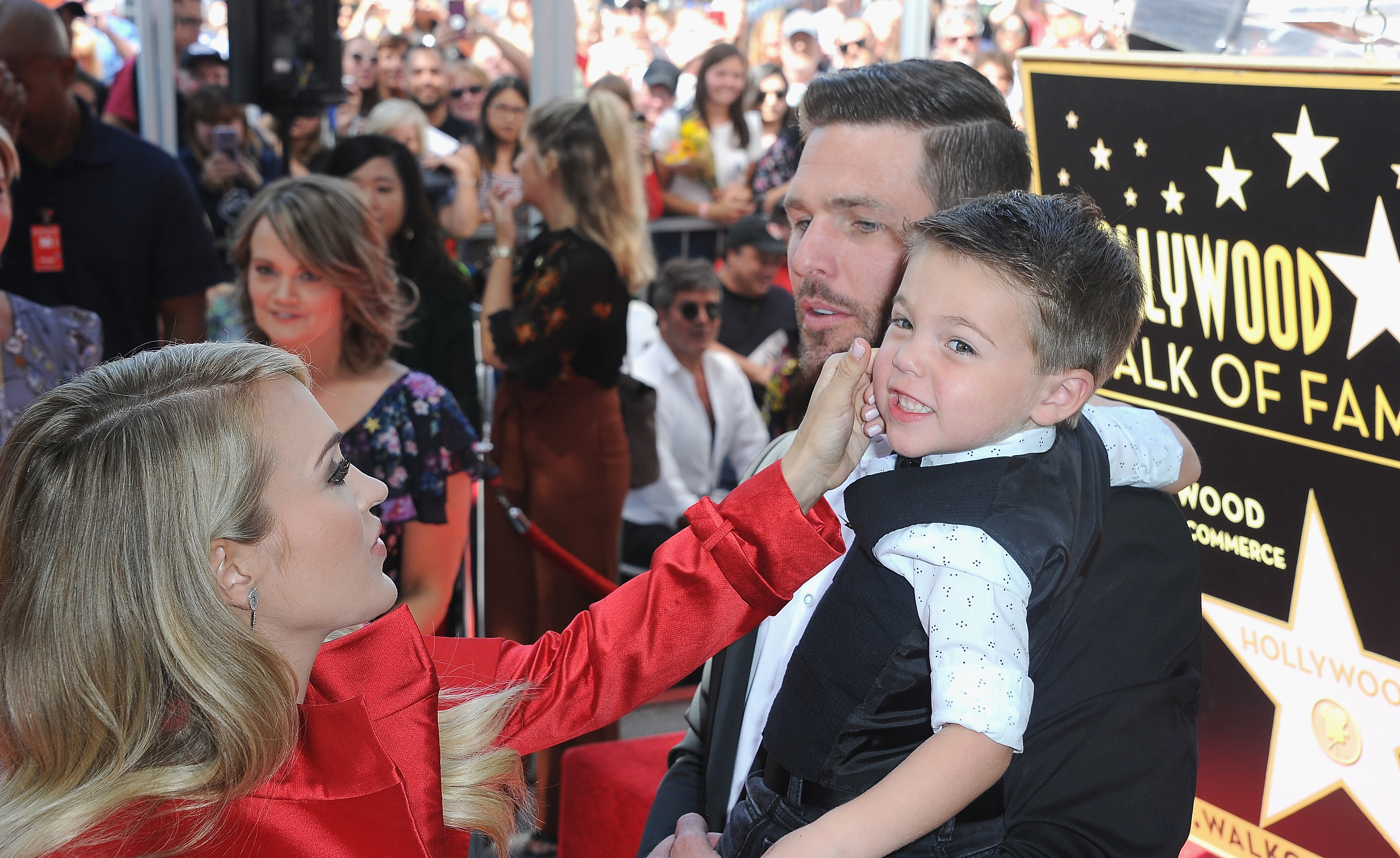 Carrie Underwood avec son mari Mike Fisher et leur fils Isaiah à Hollywood en 2018 | Source : Getty Images