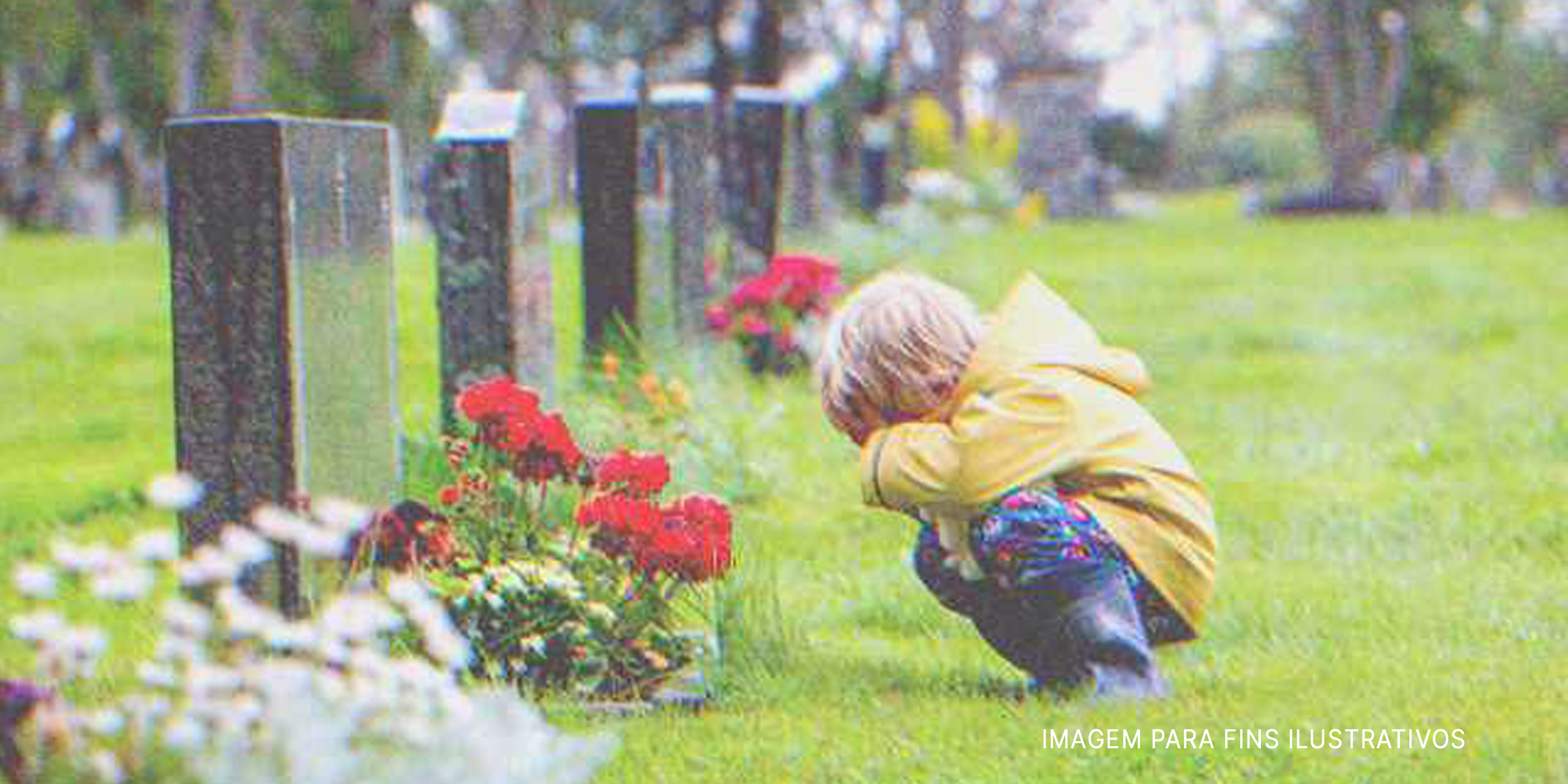Menino chorando perto de um túmulo. | Foto: Shutterstock