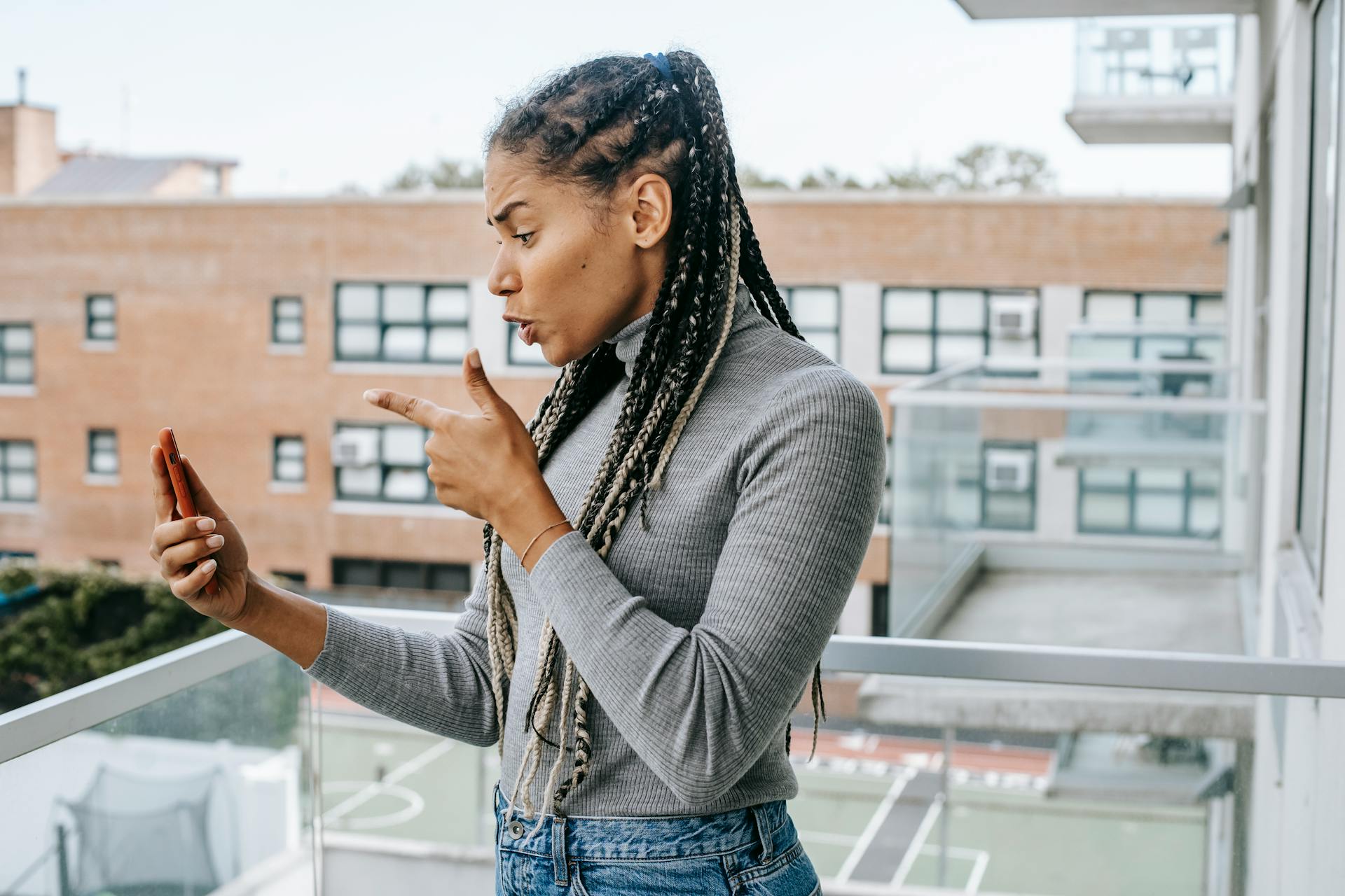 Une femme furieuse fait des gestes de la main tout en ayant une conversation vidéo avec quelqu'un sur son téléphone | Source : Pexels