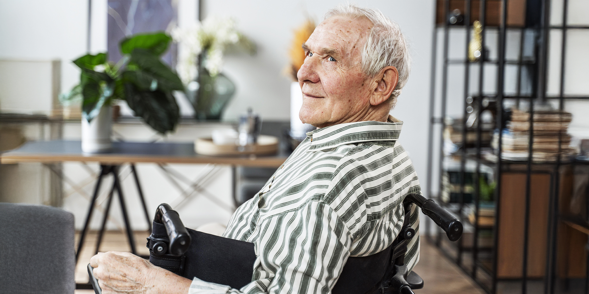 Un homme âgé assis dans un fauteuil roulant | Souce : Freepik