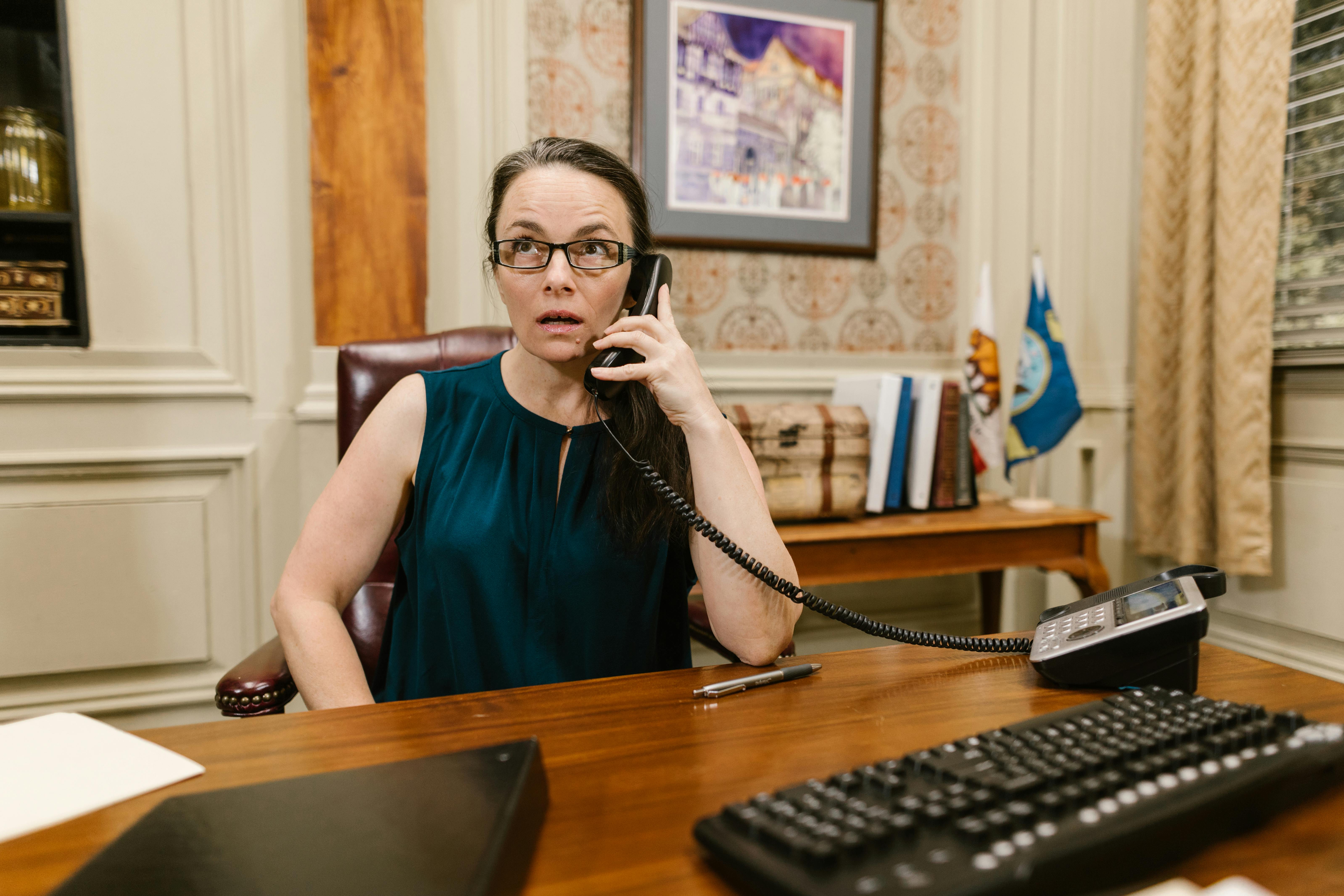 Une femme dans un bureau, au téléphone | Source : Pexels