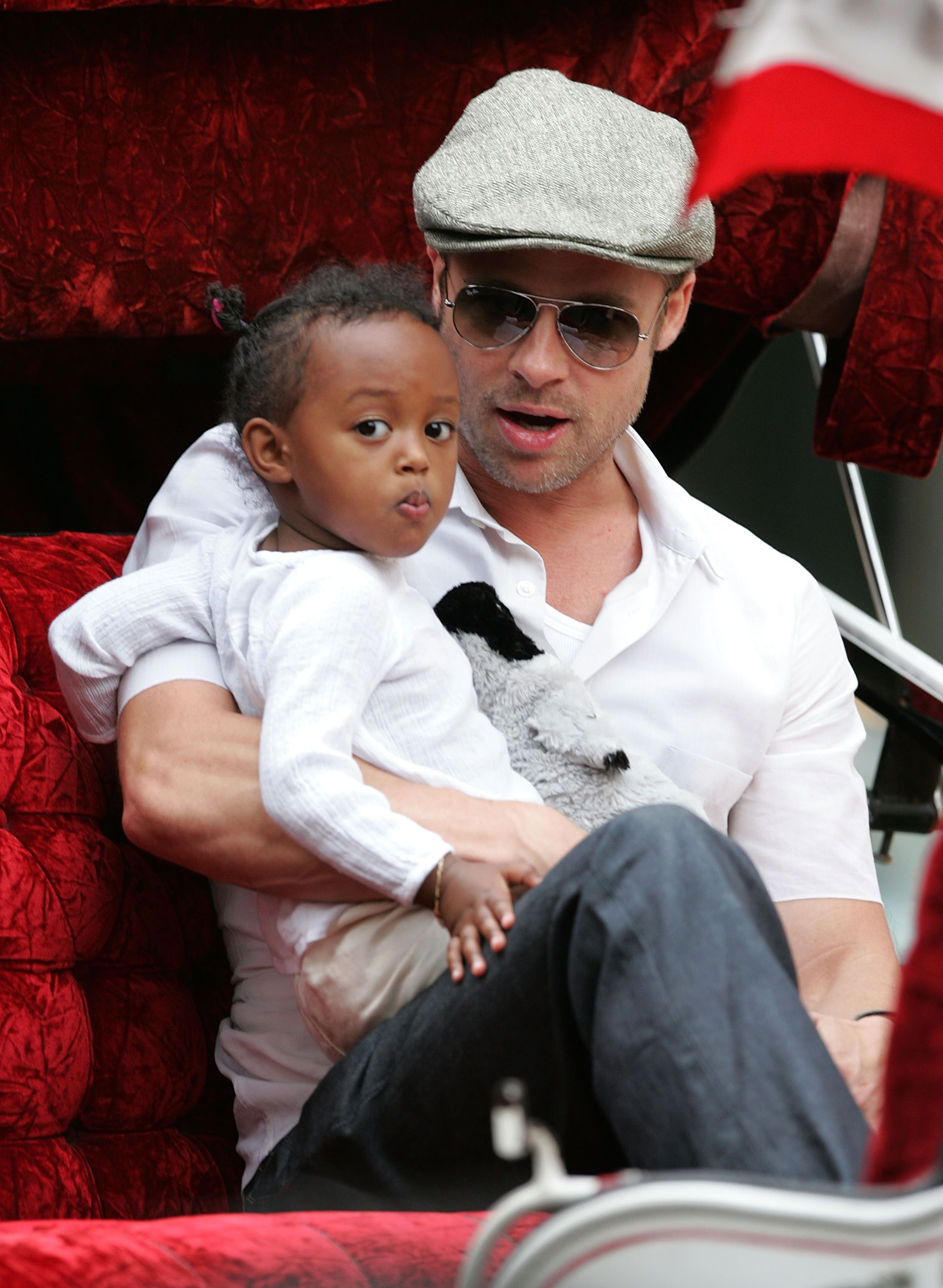Brad Pitt et la jeune fille visitent Central Park à New York le 28 août 2007. | Source : Getty Images