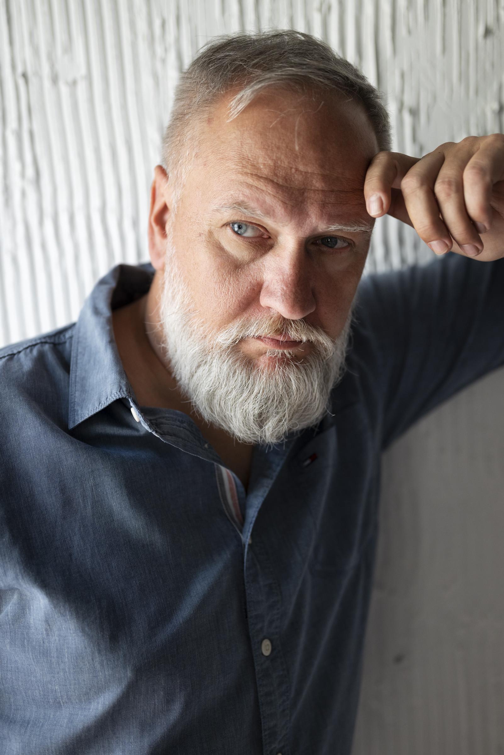 Un homme d'âge moyen en colère | Source : Freepik